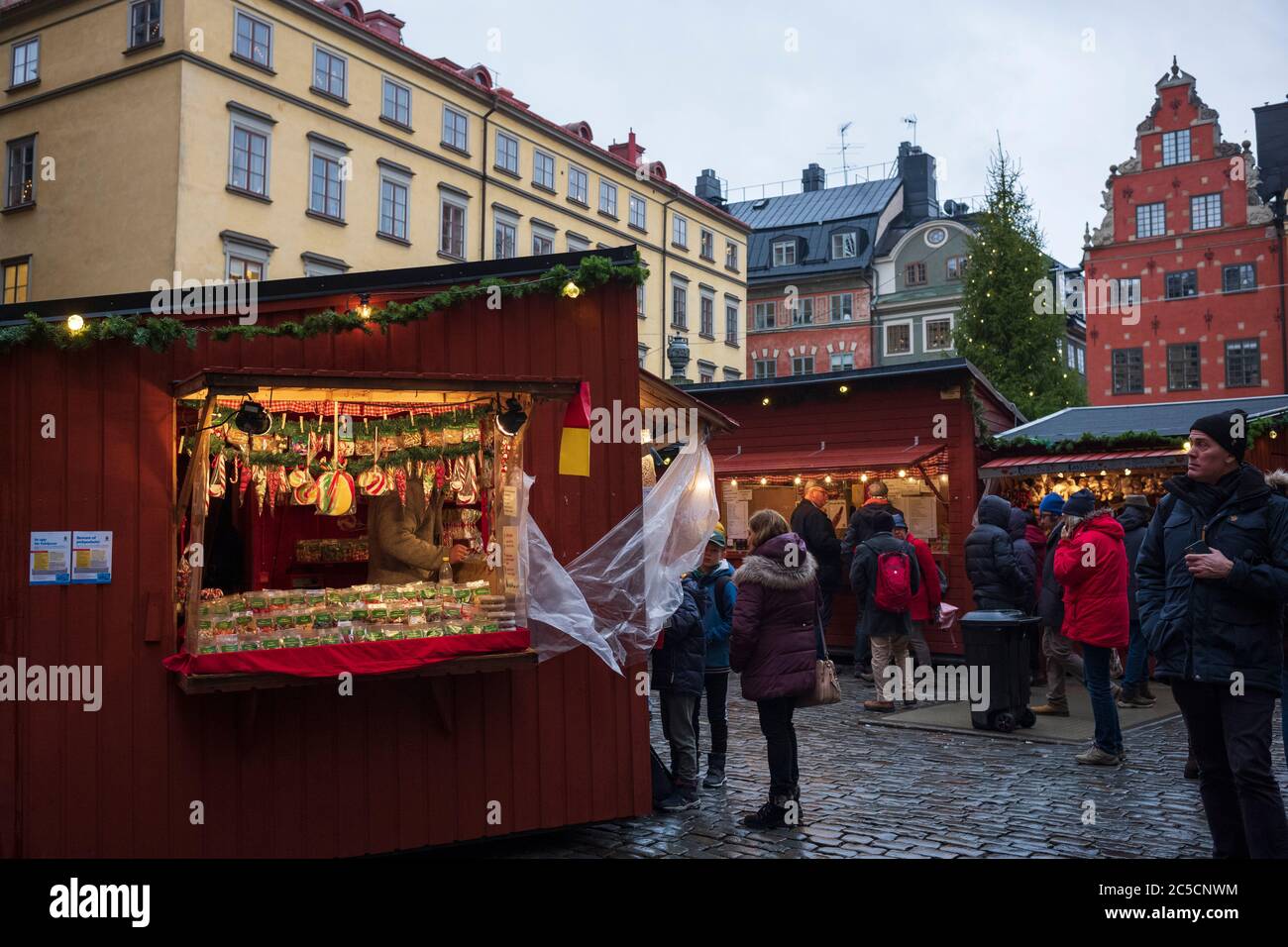 Stockholm, Schweden/11. Dez 2019: Käufer kaufen Artikel in einem Weihnachtsdorf in Gamla Stan, der Altstadt von Stockholm, Schweden. Stockfoto