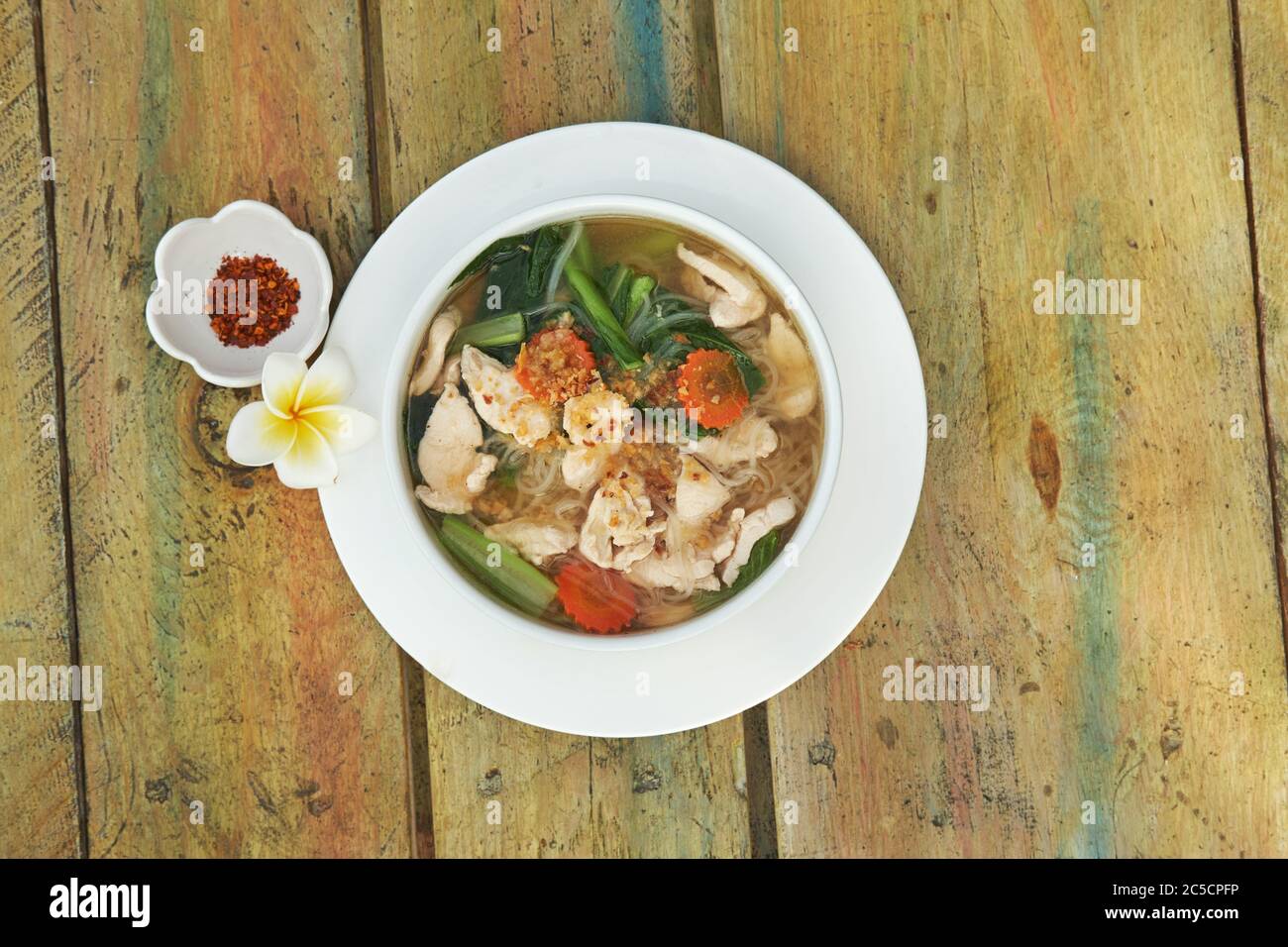 Würzige Nudelsuppe, Blick von oben. Thailändische Küche Stockfoto