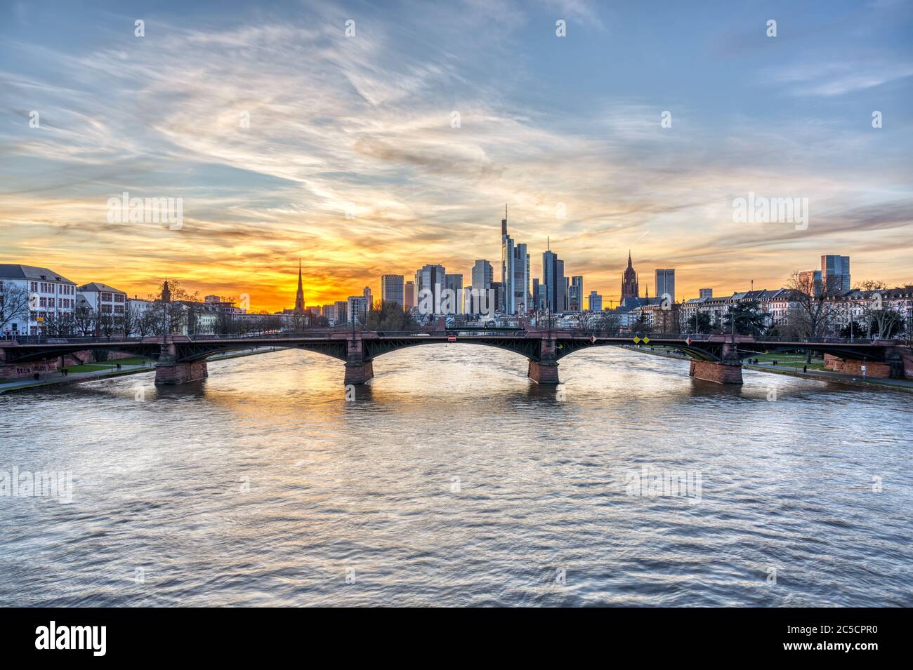 Dramatischer Sonnenuntergang über der Frankfurter Innenstadt und dem Main Stockfoto