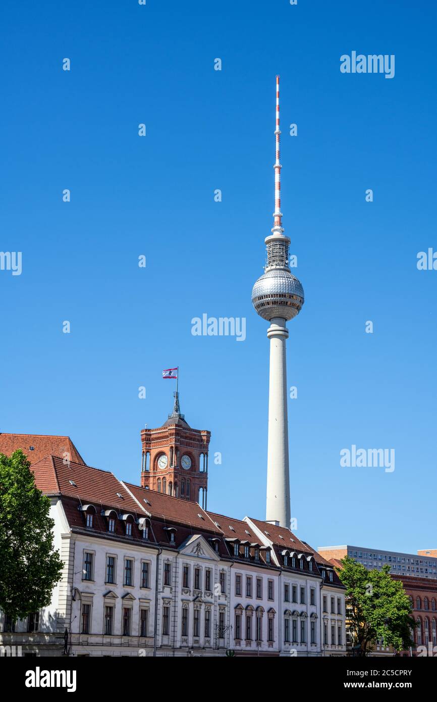 Der Fernsehturm, das Rathaus und die Häuser des Nikolaiviertels in Berlin Stockfoto