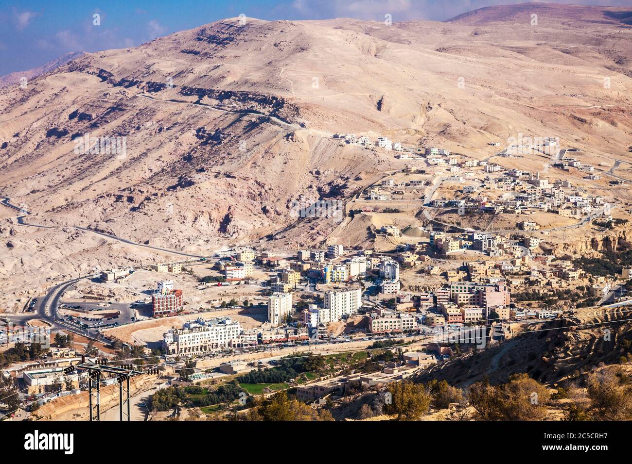 Die alte Handelsroute, die als der King's Highway zwischen Aqaba und Petra in Jordanien bekannt ist, über einer kleinen Siedlung. Stockfoto