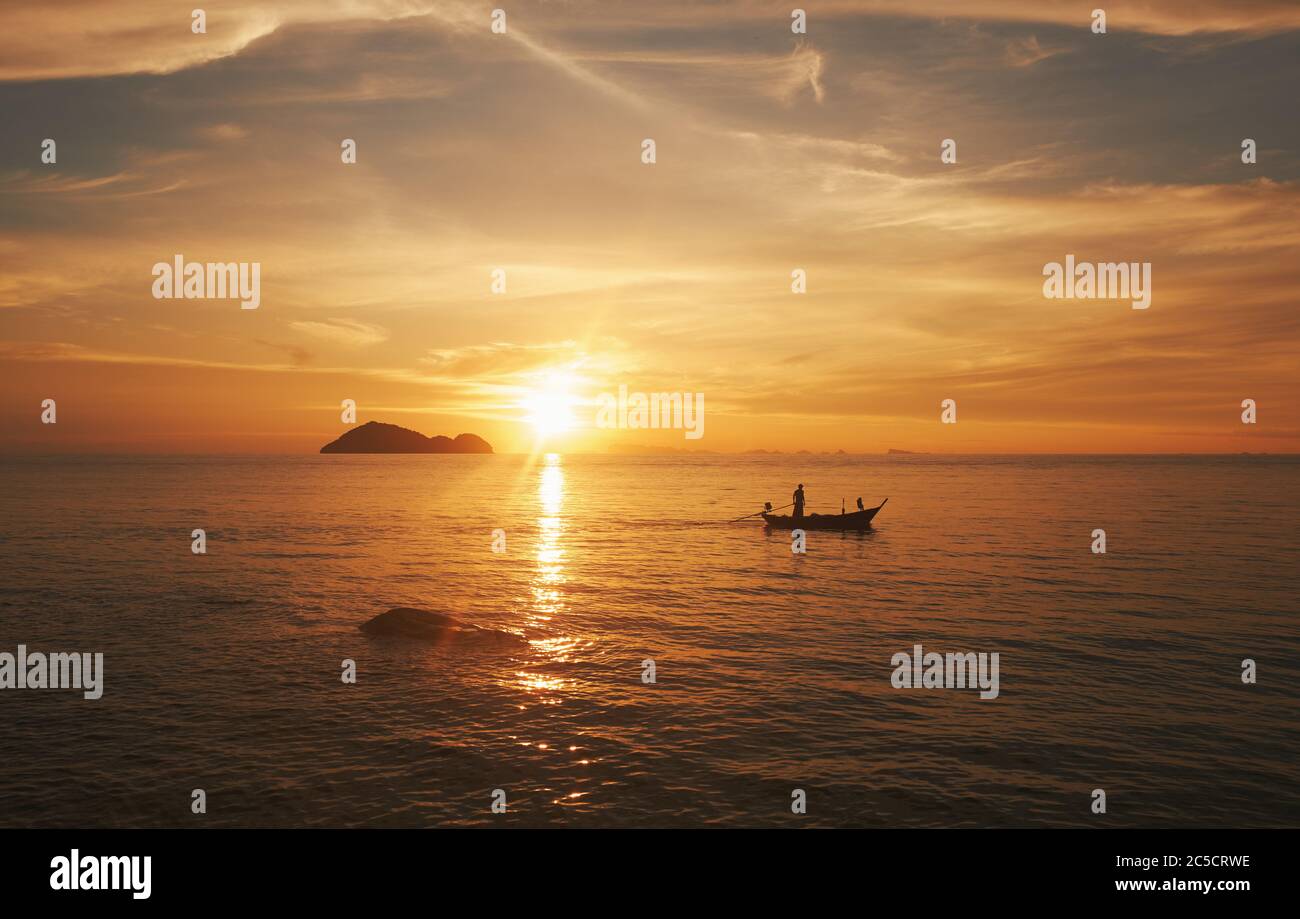 Koh Phangan Insel, Thailand. Sonnenuntergang am Meer. Fischer in einem Boot Stockfoto
