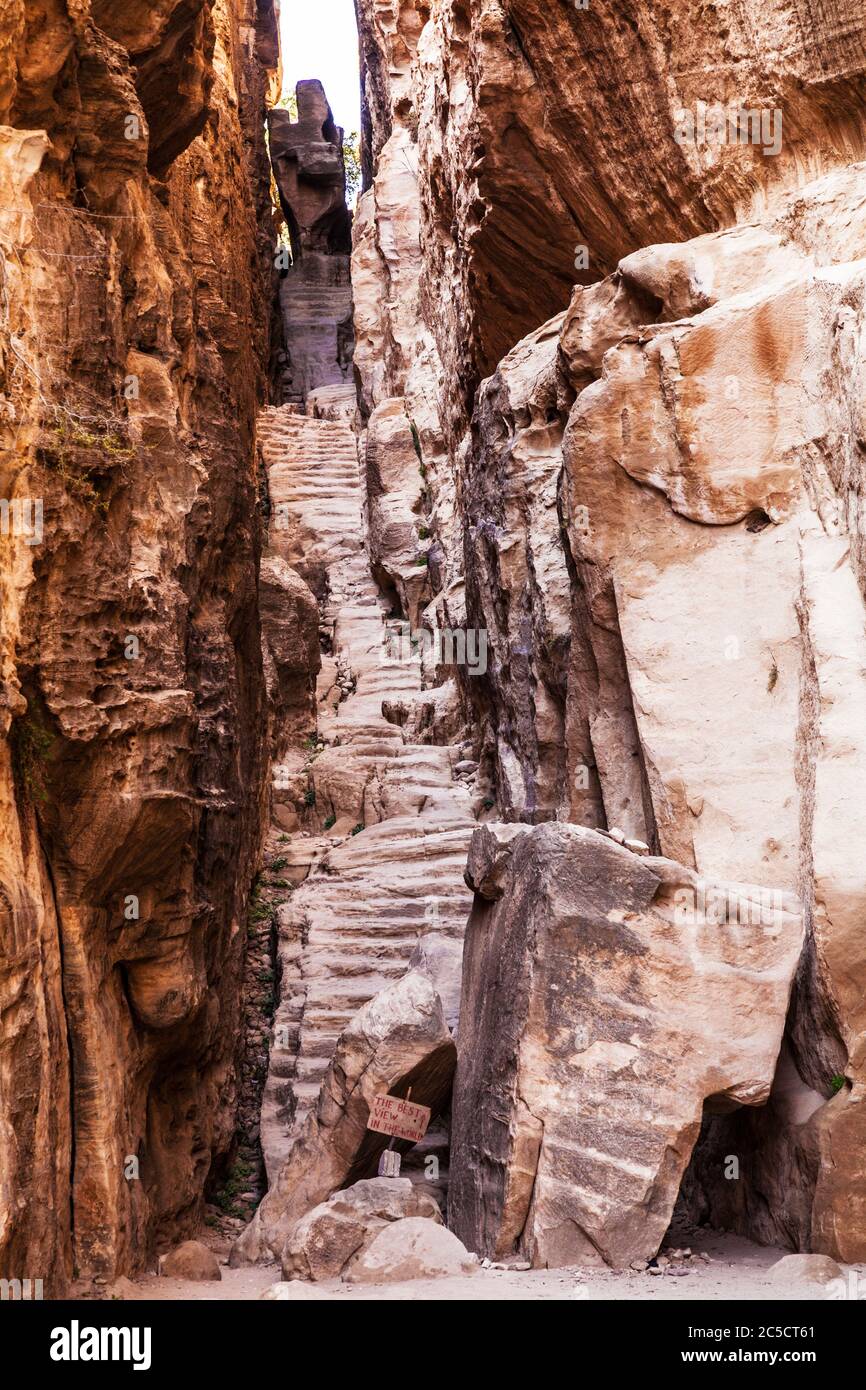 Stufen durchschneiden eine schmale Lücke in der Schlucht von Siq Al-Barid oder Little Petra in Jordanien Stockfoto