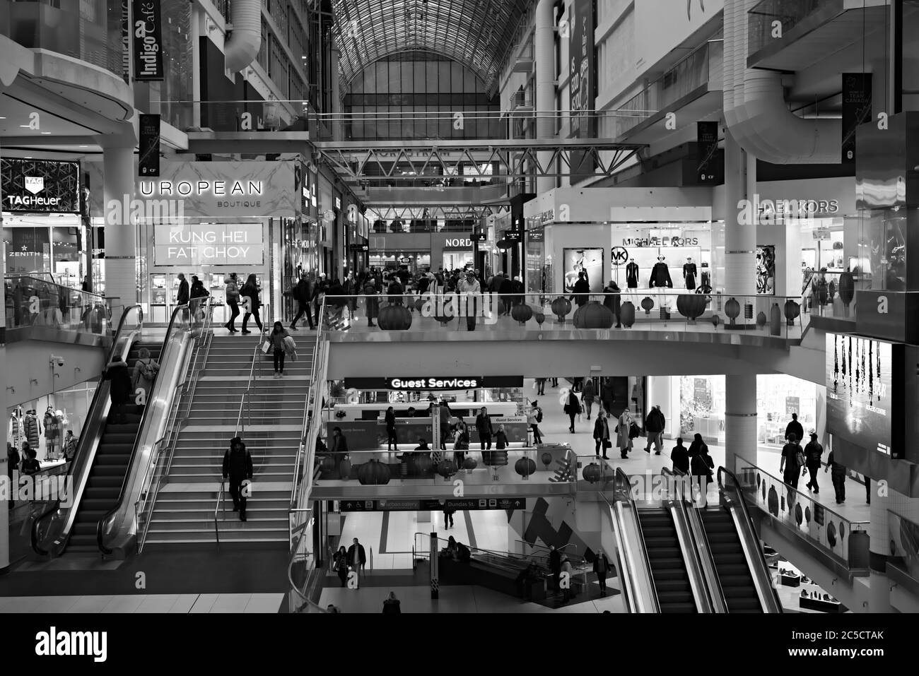 TORONTO, KANADA, JANUAR 25 2020: Eine Rush Hour im Eaton Einkaufszentrum; ein Blick vom Queen Street Seiteneingang, zeigt mehrere Ebenen und Treppen. Stockfoto