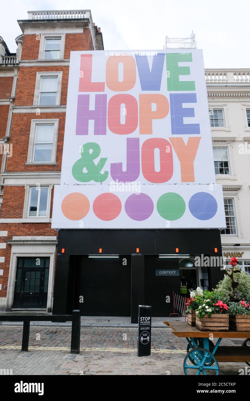 Covent Garden, London, Großbritannien. Juli 2020. Coronavirus: Typografie-Installation in Covent Garden piazza, 'Love Hope & Joy' von Anthony Burrill im Auftrag von Covent Garden. Kredit: Matthew Chattle/Alamy Live Nachrichten Stockfoto