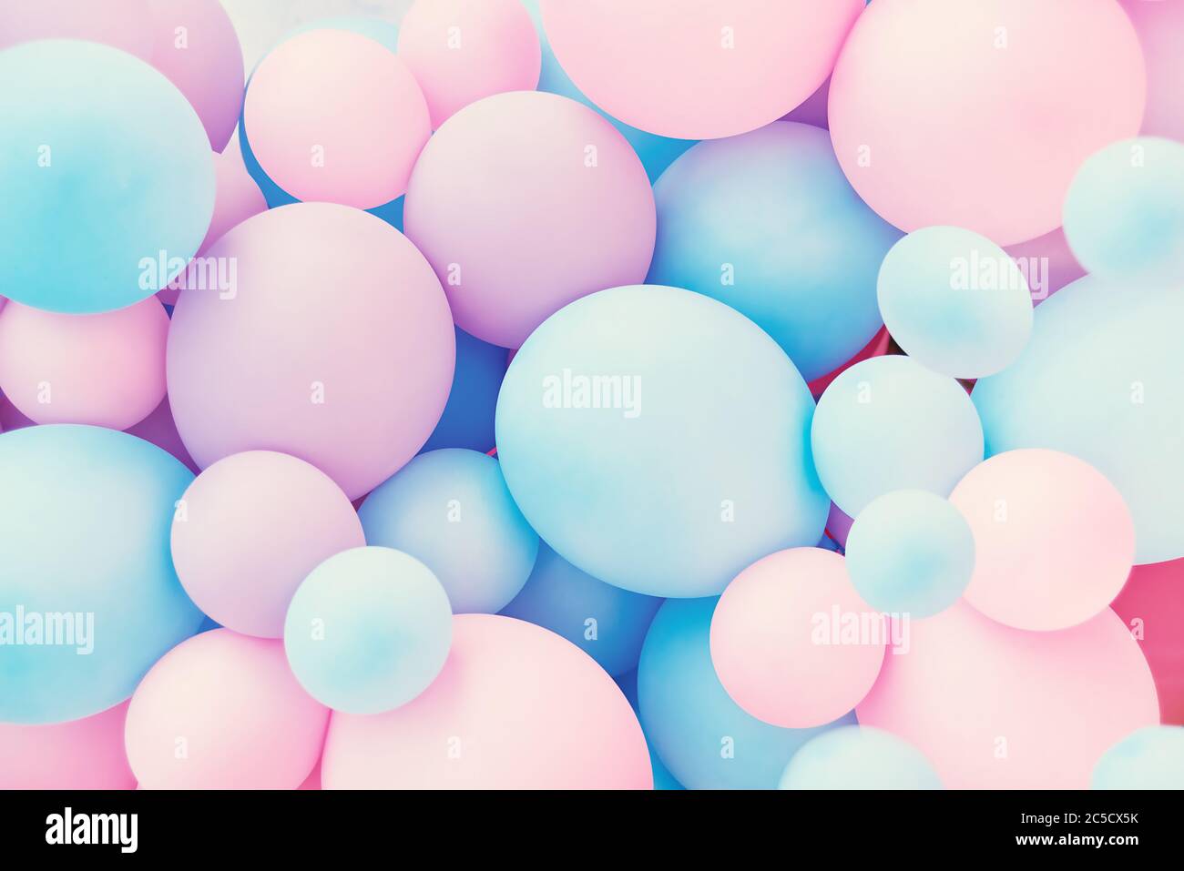 Bunte Luftballons Hintergrund, druckvolle Pastellfarbenen und Soft Focus. Rosa und Mint ballons Foto wand Geburtstag Dekoration Stockfoto