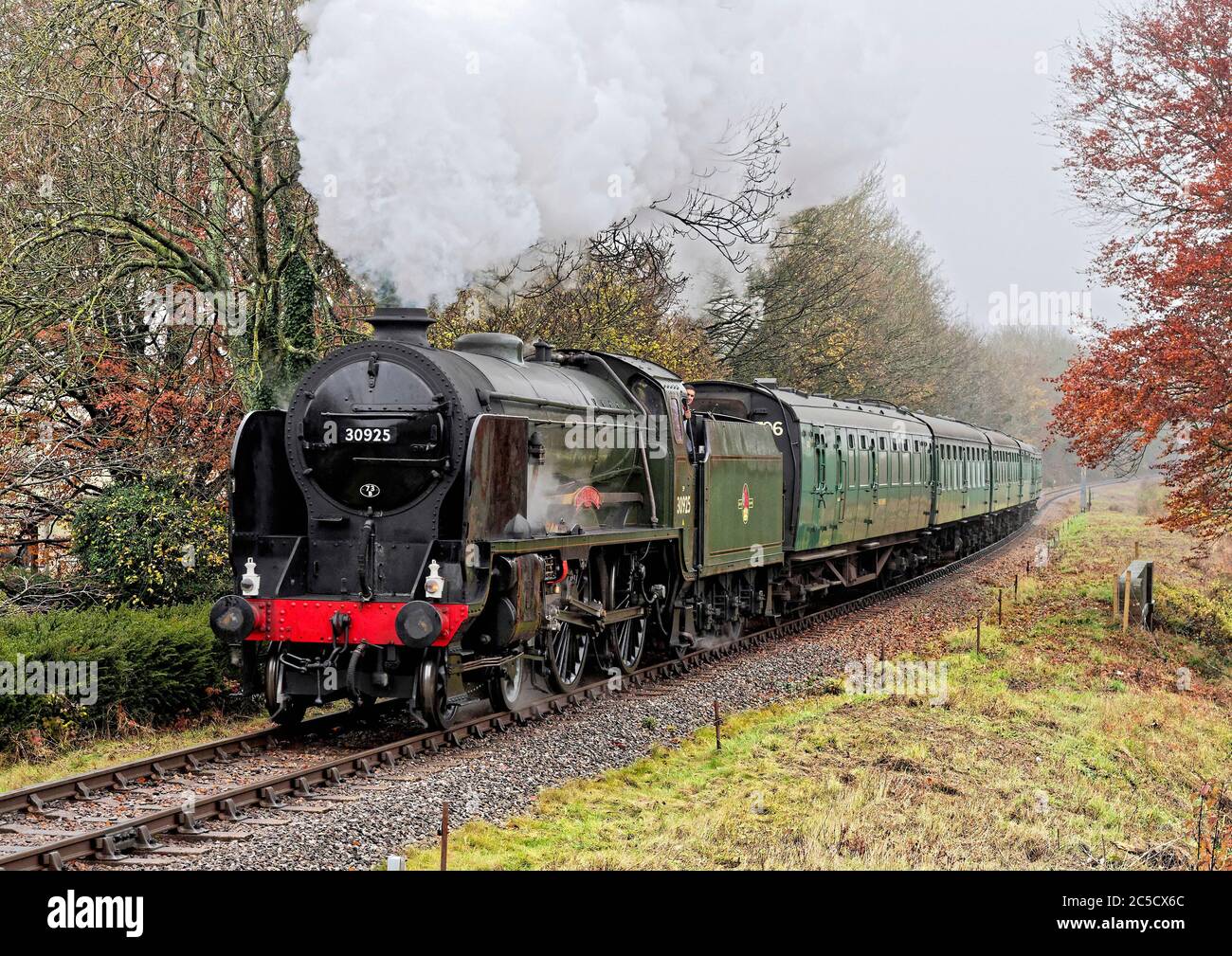 Maunsell entwarf die Dampflok 'Cheltenham' der Klasse V (Klasse V) 4-4-0 30925 in BR-Lackierung und führt einen Mid-Hants Railway Zug in der Nähe von Alresford. Stockfoto