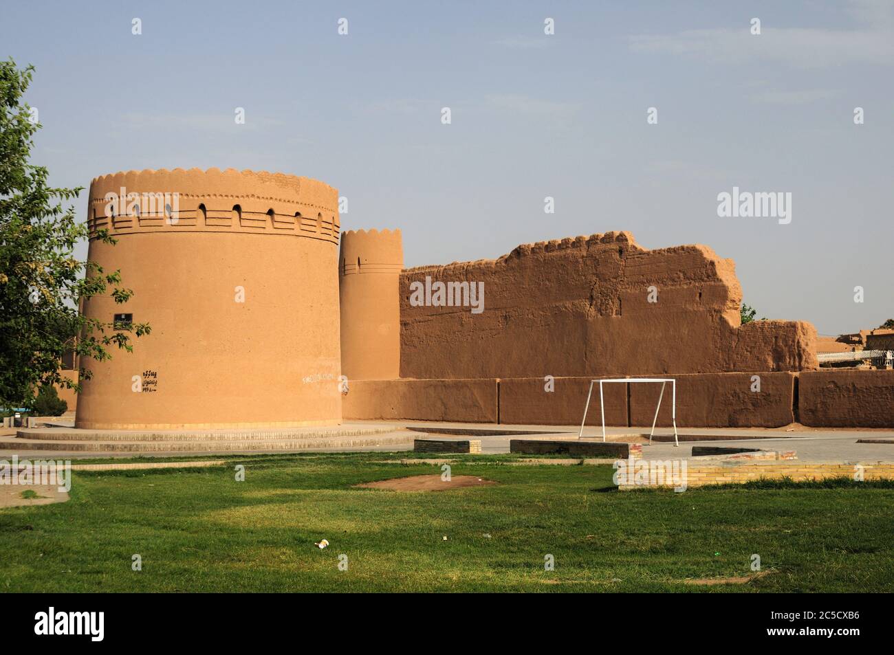 Die Stadtmauer von Yazd wurde im 12. Jahrhundert während der Zeit des Großen Seldschuken erbaut. Die Wände waren aus adobe. Yazd, Iran. Stockfoto
