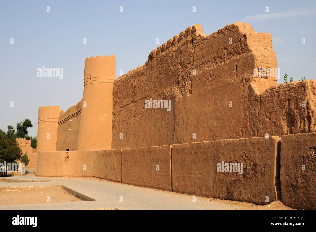 Die Stadtmauer von Yazd wurde im 12. Jahrhundert während der Zeit des Großen Seldschuken erbaut. Die Wände waren aus adobe. Yazd, Iran. Stockfoto