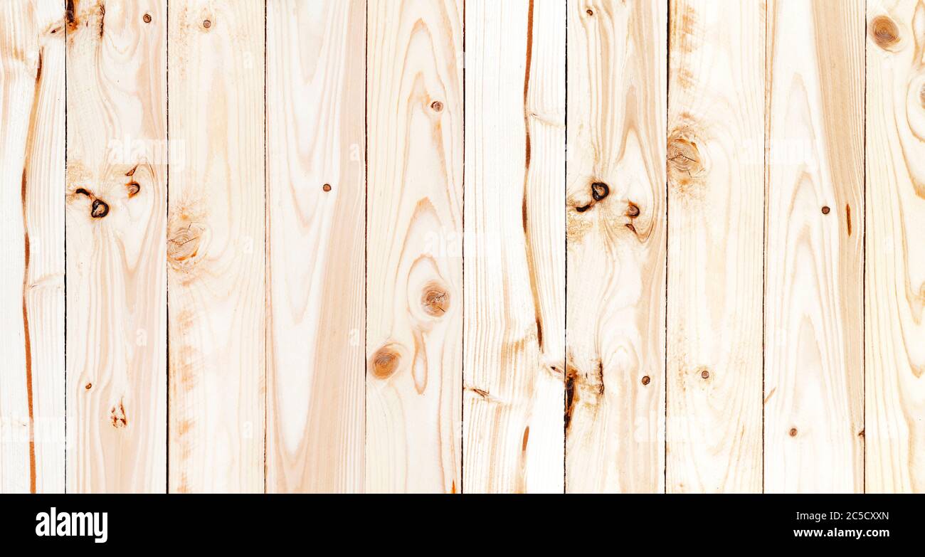 Grün karierte Tischdecke auf Holztisch, Ansicht von oben Stockfoto