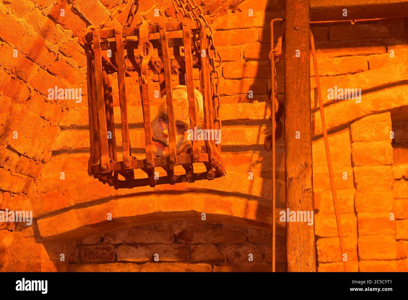 Mittelalterlicher Folterkäfig mit Eisenhängewerk. Mittelalterliche Folter Stockfoto