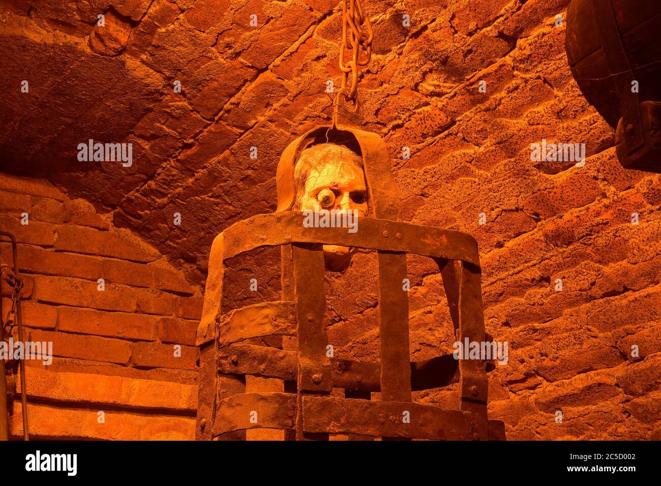 Mittelalterlicher Folterkäfig mit Eisenhängewerk. Mittelalterliche Folter Stockfoto