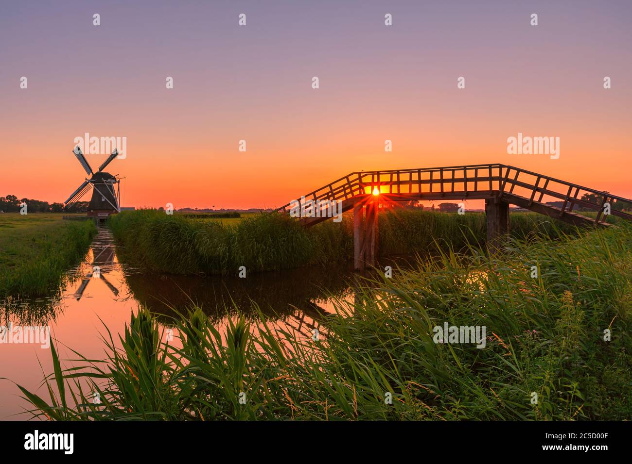 De Zilvermeeuw ist eine Poldermühle im Weiler Menkeweer, nördlich des Dorfes Onderdendam in der Provinz Groningen. Stockfoto