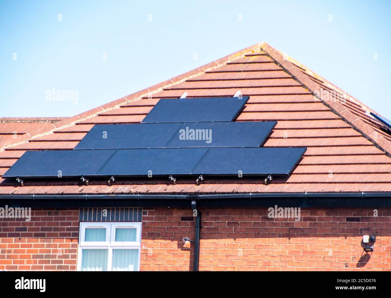 Ein kleines Grundstück mit Solarzellen auf dem Dach, um freie Energie in genutzt werden. Stockfoto