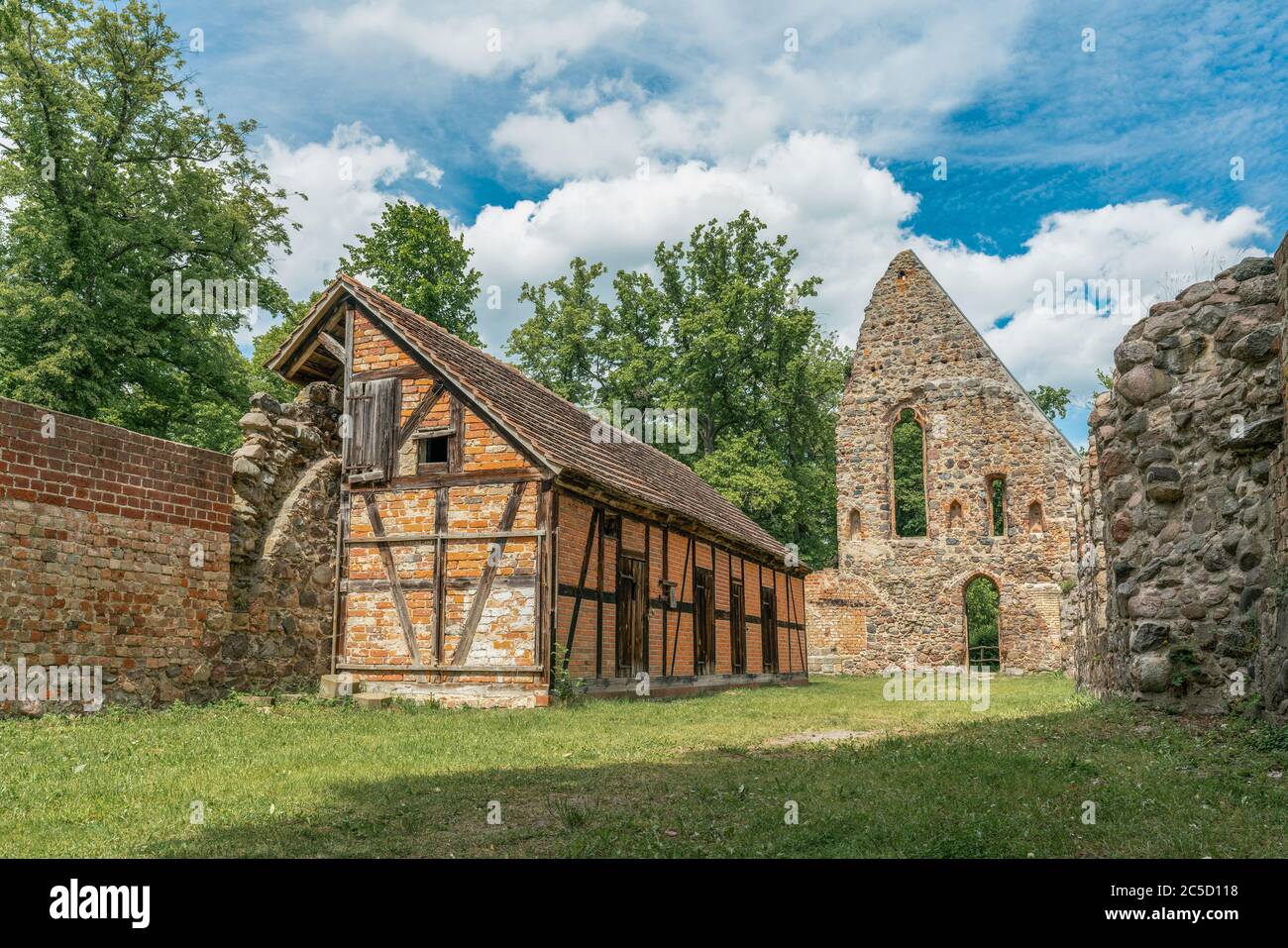 Ruinen der historischen Abtei Lindow in Brandenburg Stockfoto
