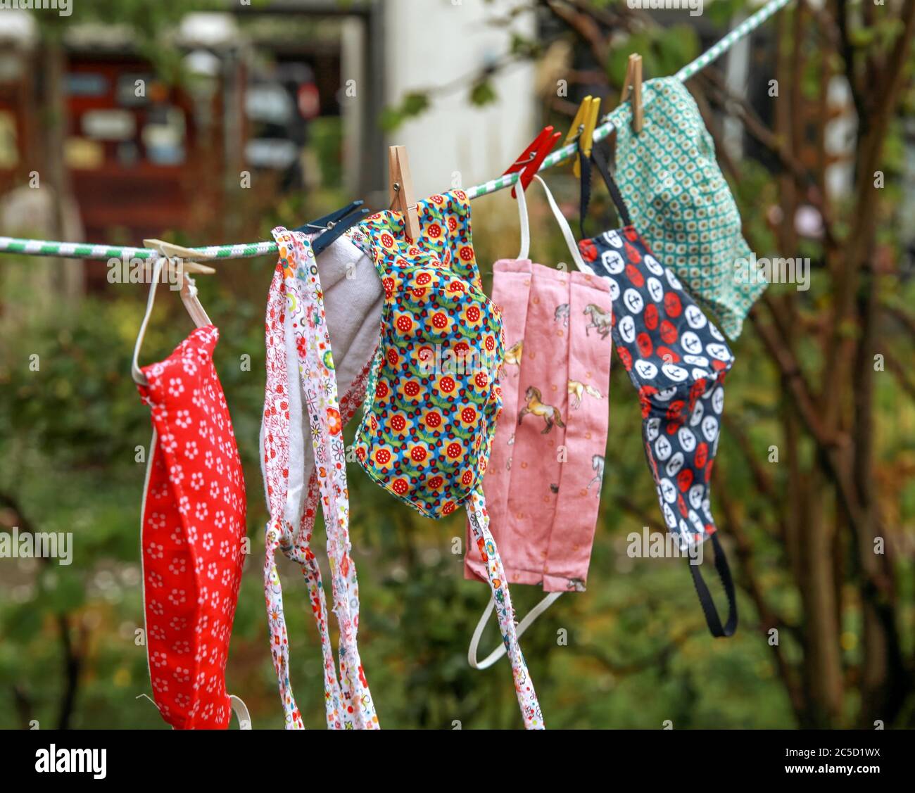 Hamburg, Deutschland. April 2020. Zum Thema Servicebericht von Anja Sokolow vom 2. Juli 2020: Um bakterielle Infektionen im Gesicht zu vermeiden, sollte man seine Masken regelmäßig wechseln und waschen. Quelle: Mascha Brichta/dpa-tmn/dpa/Alamy Live News Stockfoto