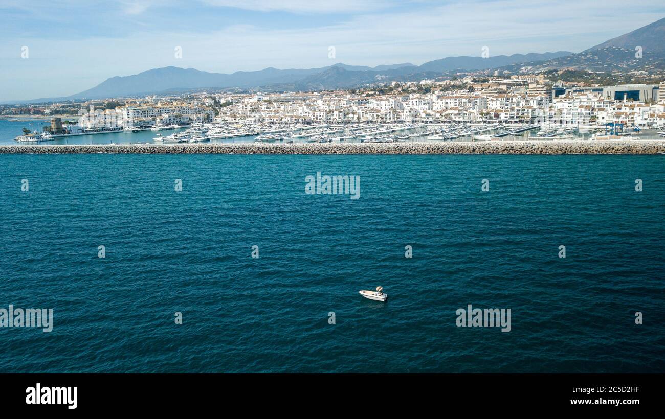 Segeln außerhalb des hafens puerto banus, in der Nähe von marbella, im Süden spaniens. Berühmte Touristenstadt Stockfoto