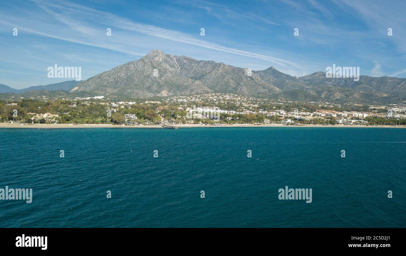 Ein Tag der Schifffahrt vor der Küste von marbella, malaga, im Süden spaniens. Blick vom Meer Stockfoto