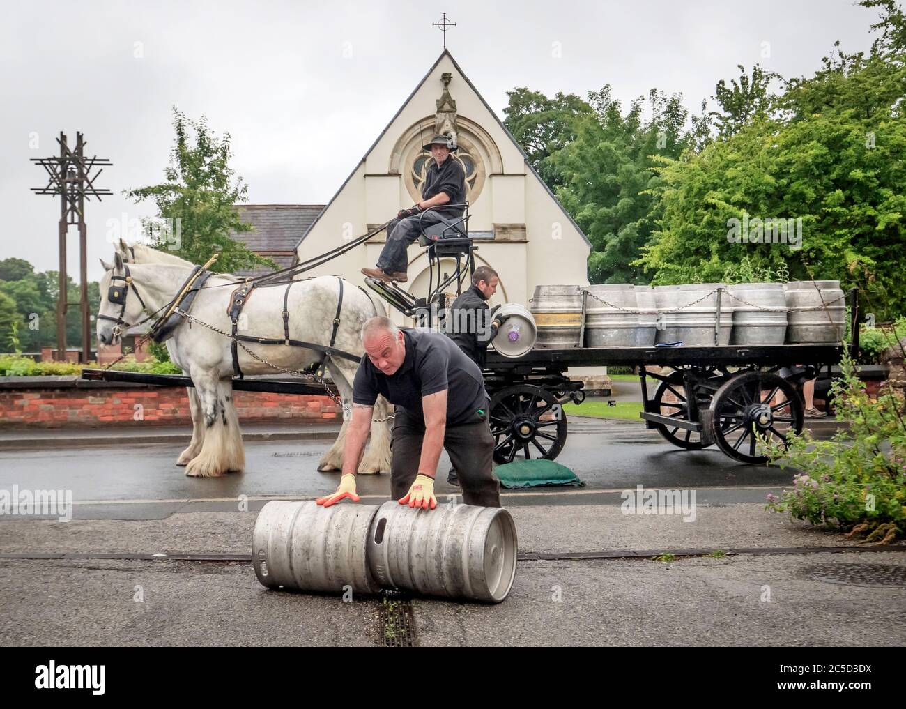 Samuel Smiths Brauerei in Tadcaster liefert Bier in den örtlichen Pubs mit einem Pferdewagen, während sich die Pubs auf die Wiedereröffnung für die Öffentlichkeit vorbereiten, wenn die Aufhebung weiterer Sperrbeschränkungen in England am Samstag in Kraft tritt. Stockfoto