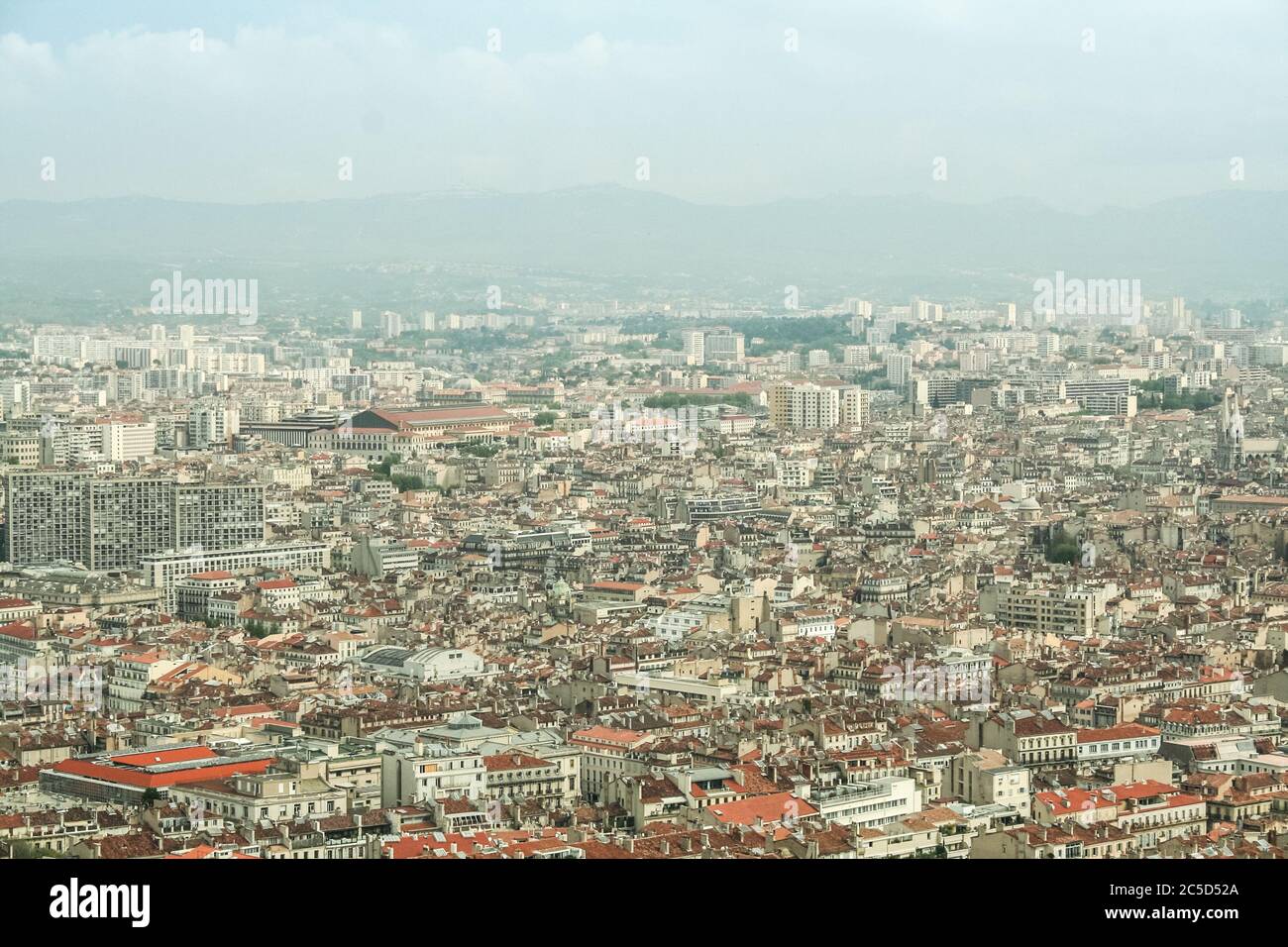 Luftaufnahme von Marseille, mit einem Fokus auf Belsunce und Saint Charles, Bezirke mit einer hohen städtischen Dichte, während eines verschmutzten Tages. Marseille ist ein Medit Stockfoto