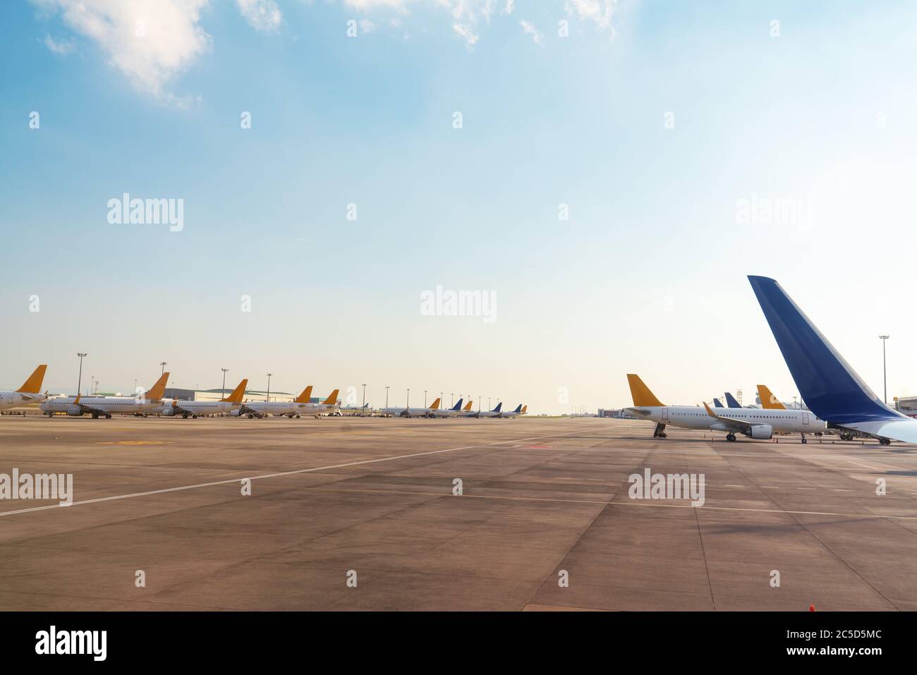 Flügel und Schwänze von Comercial Flugzeuge Parken am Flughafen und Vorbereitung für den Flug. Transportkonzept. Hochwertige Fotos Stockfoto