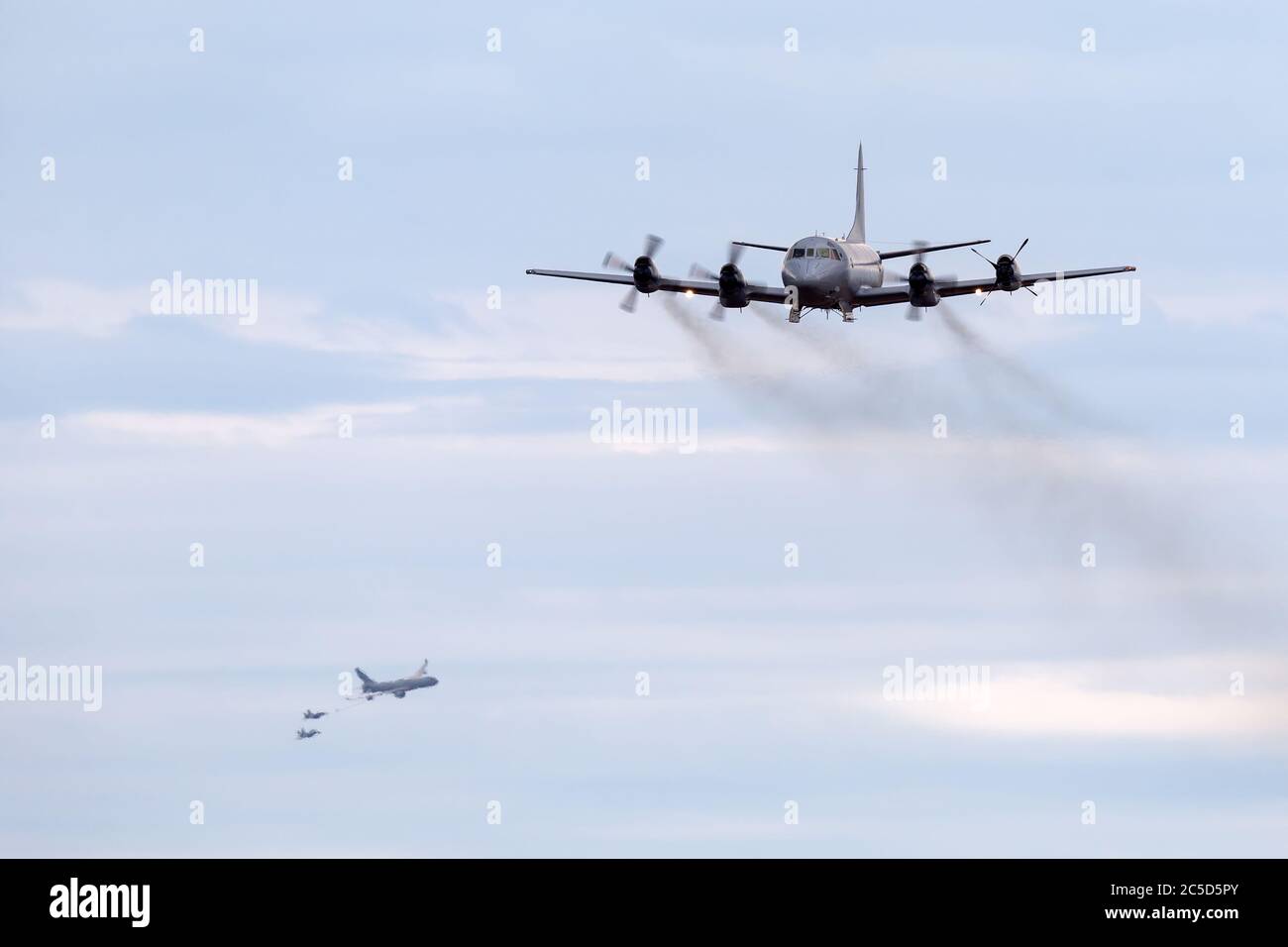Royal Australian Air Force (RAAF) Lockheed AP-3C Orion Maritime Patrol und Anti-Submarine Warfare Flugzeuge fliegen mit anderen Luftwaffe Flugzeuge in der Stockfoto