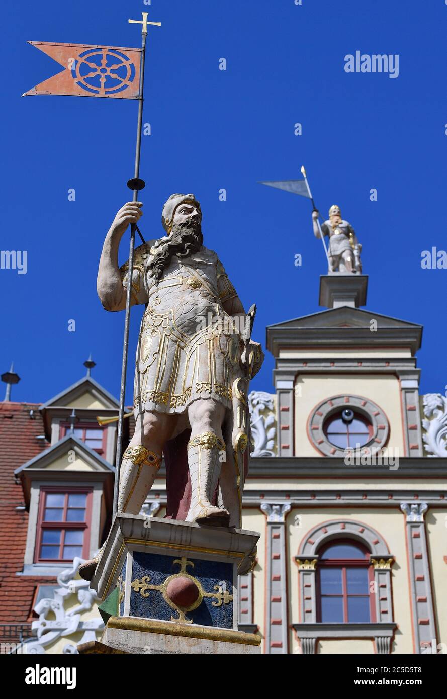 Erfurt, Deutschland. Juli 2020. Eine römische Figur steht vor einem blauen Himmel mitten in der historischen Altstadt. Die Renaissance-Figur stellt einen von Kopf bis Fuß bewaffneten römischen Krieger dar, auf dessen Fahne und Schild ein Erfurter Wappen prangt. Quelle: Martin Schutt/dpa-Zentralbild/dpa/Alamy Live News Stockfoto