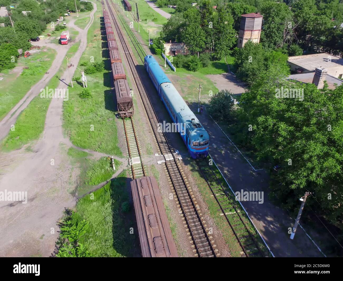 Ein alter Dieselzug kam am Bahnhof an. Blauer Zug mit einem PKW für den Personenverkehr. Stockfoto