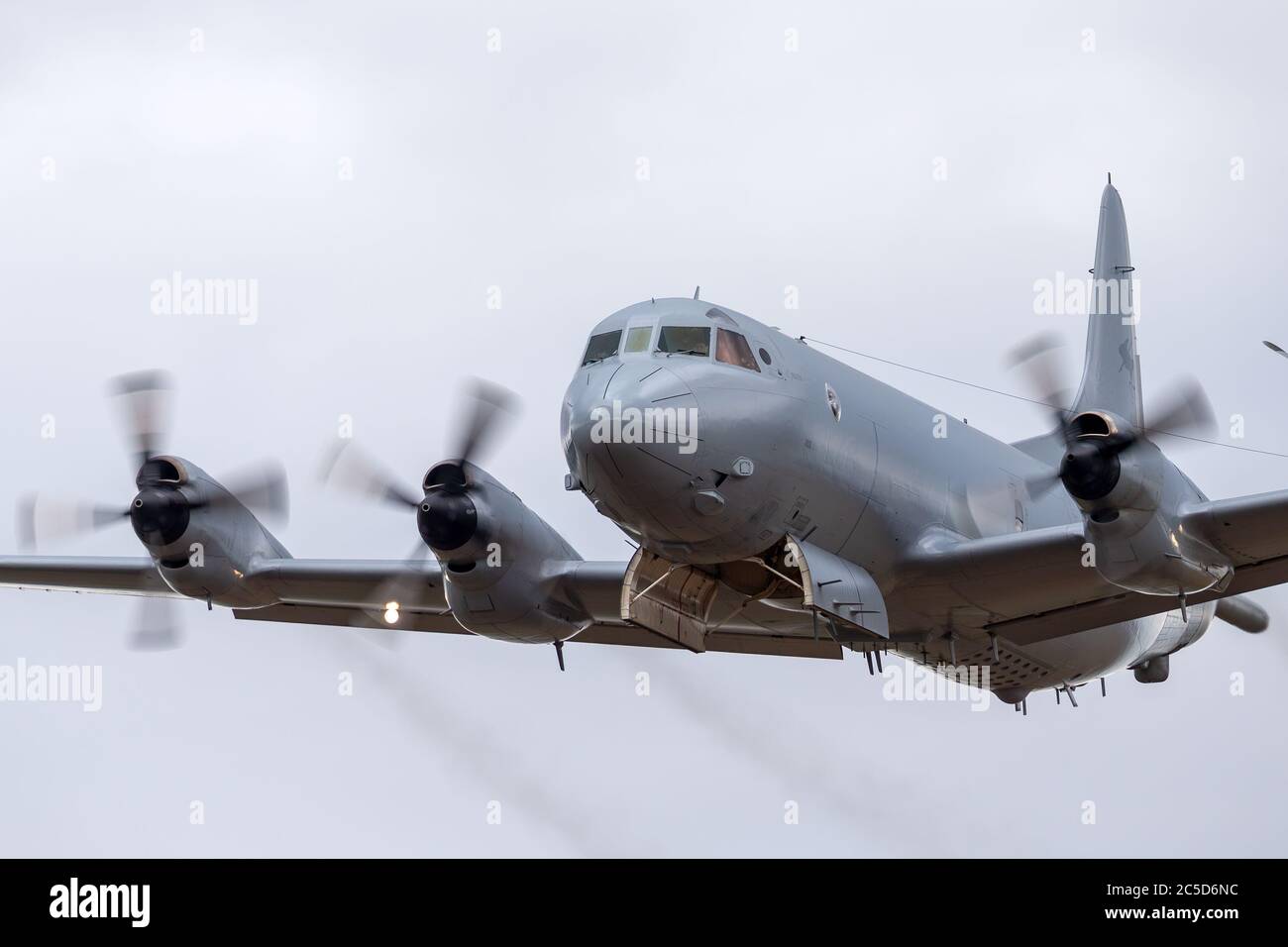 Royal Australian Air Force (RAAF) Lockheed AP-3C Orion Maritime Patrol und Anti-Submarine Warfare Flugzeuge im Flug mit seiner Waffenkaste geöffnet. Stockfoto
