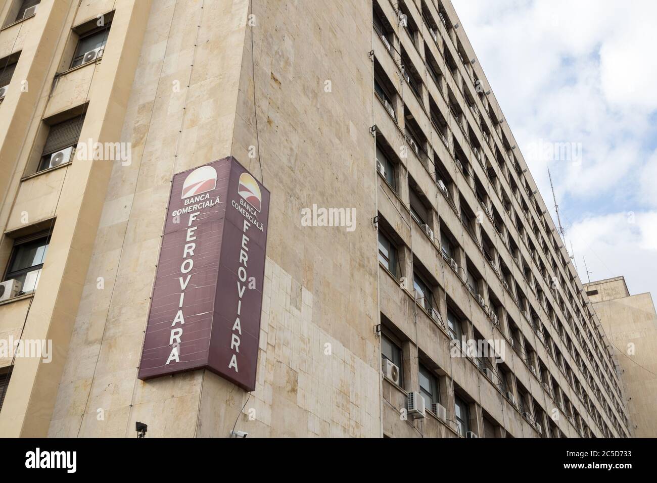 BUKAREST, RUMÄNIEN - 15. FEBRUAR 2020: Banca Comerciala Feroviara Logo vor ihrem lokalen Büro im Zentrum von Bukarest. Banca Comerciala Feroviar Stockfoto