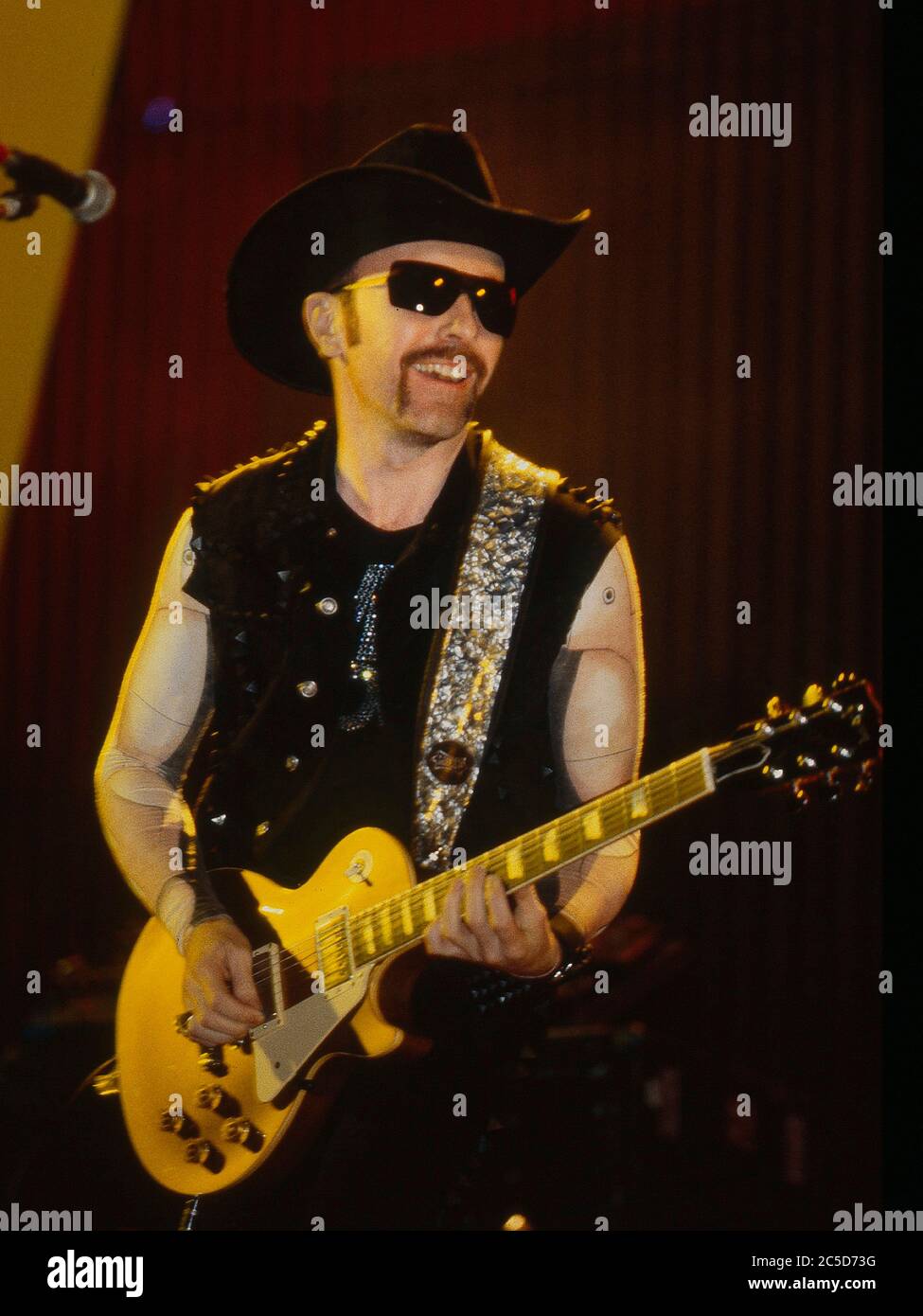 U2 am Eröffnungsabend ihrer Pop Mart Tour am 25. April 1997 im Sam Boyd Stadium, Las Vegas, USA: The Edge Stockfoto