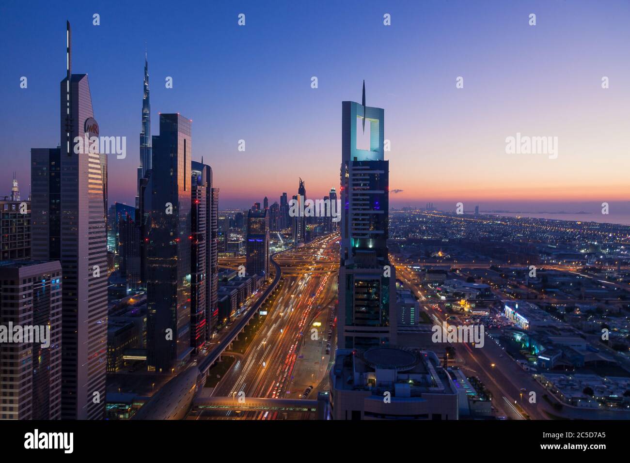 Blick auf die Sheik Zayed Road in Dubai Stockfoto