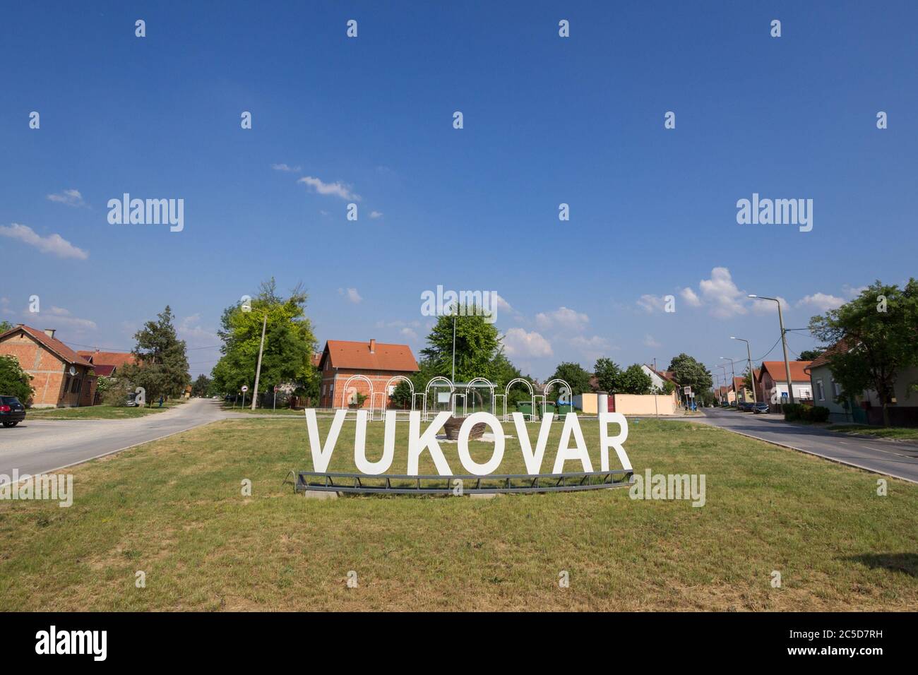 VUKOVAR, KROATIEN, 11. MAI 2018: Vukovar Schild an einer Straße und Straße am Eingang der Stadt während eines Sommernachmittags. Es ist eine Stadt an Slawonija, in Stockfoto