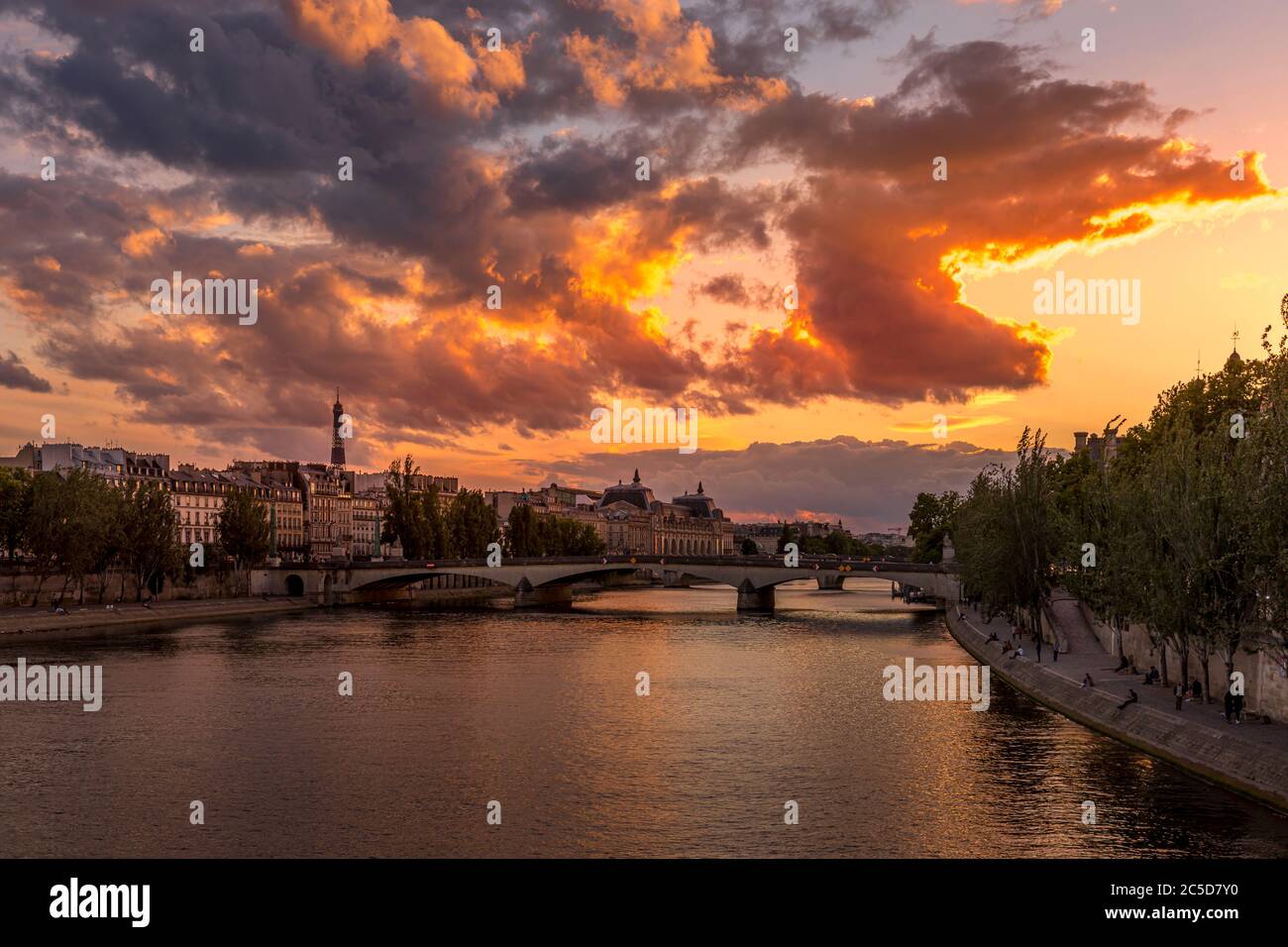 Paris, Frankreich - 28. Juni 2020: Schöne Aussicht auf die seine, die Brücke und den Eiffelturm im Hintergrund bei Sonnenuntergang in Paris. Von Pont des Arts aus gesehen Stockfoto