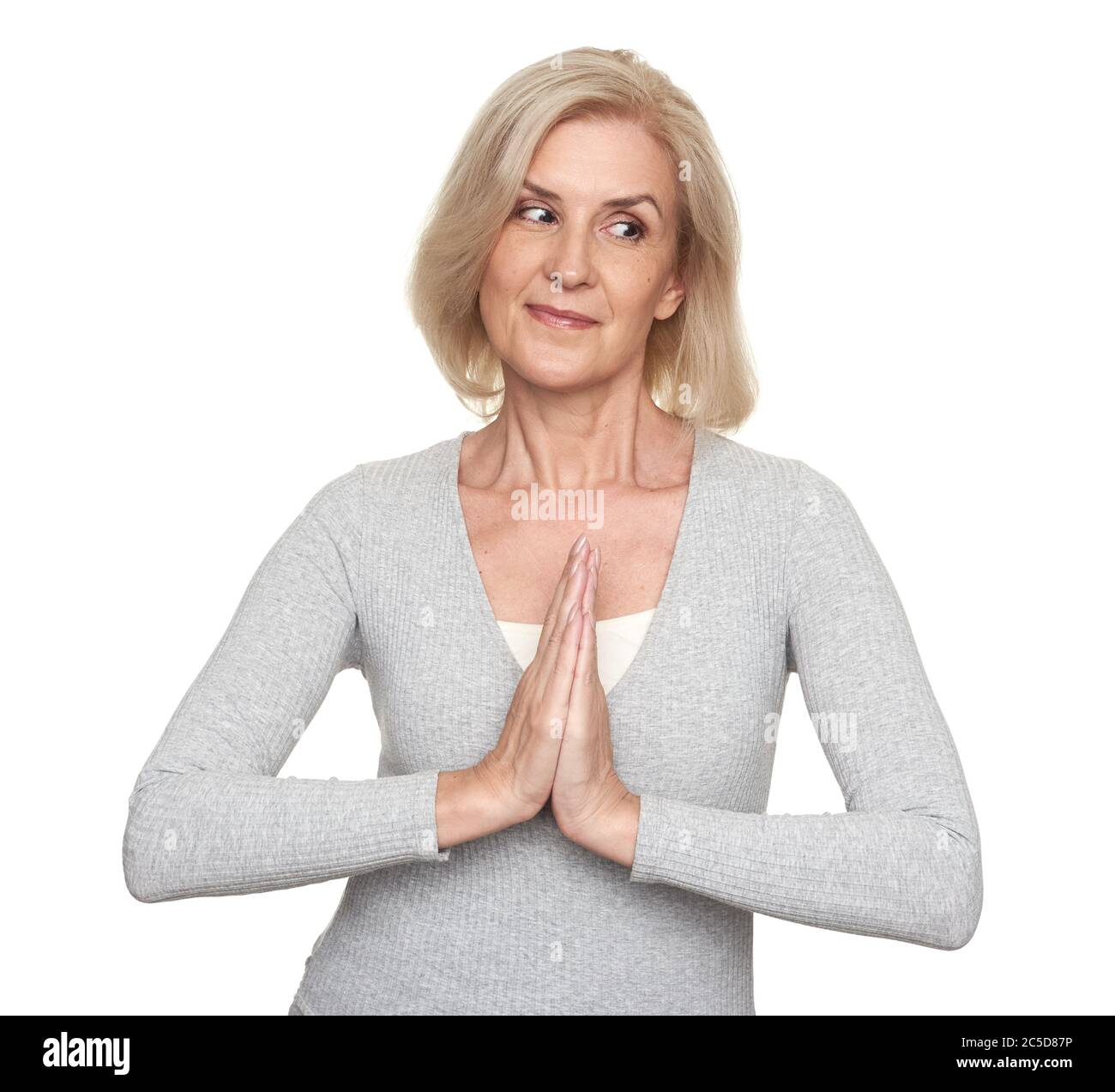 Frau mittleren Alters schaut weg, während sie auf etwas Gutes wartet Stockfoto