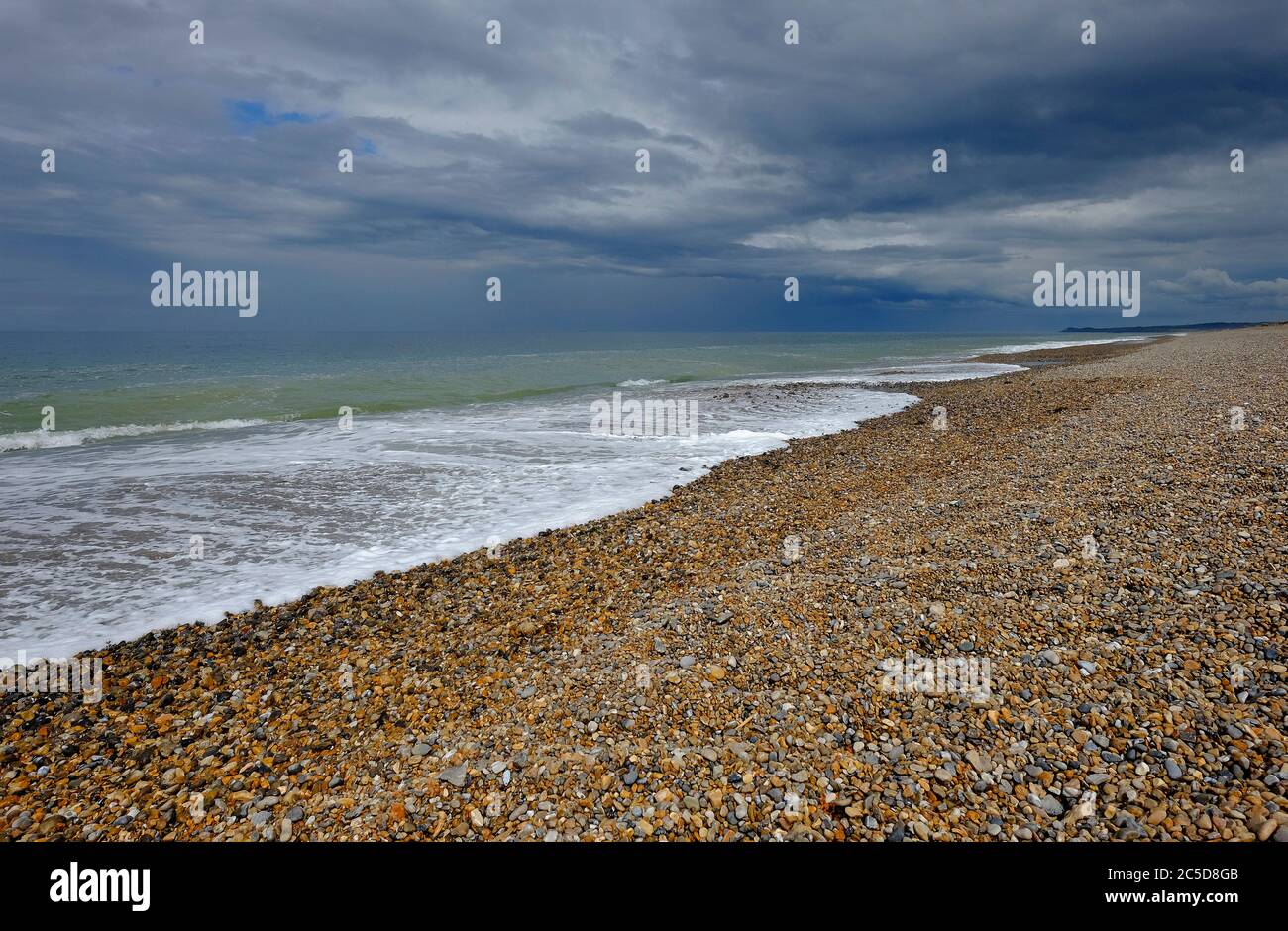 Kiesstrand am Meer, Nord-norfolk, england Stockfoto