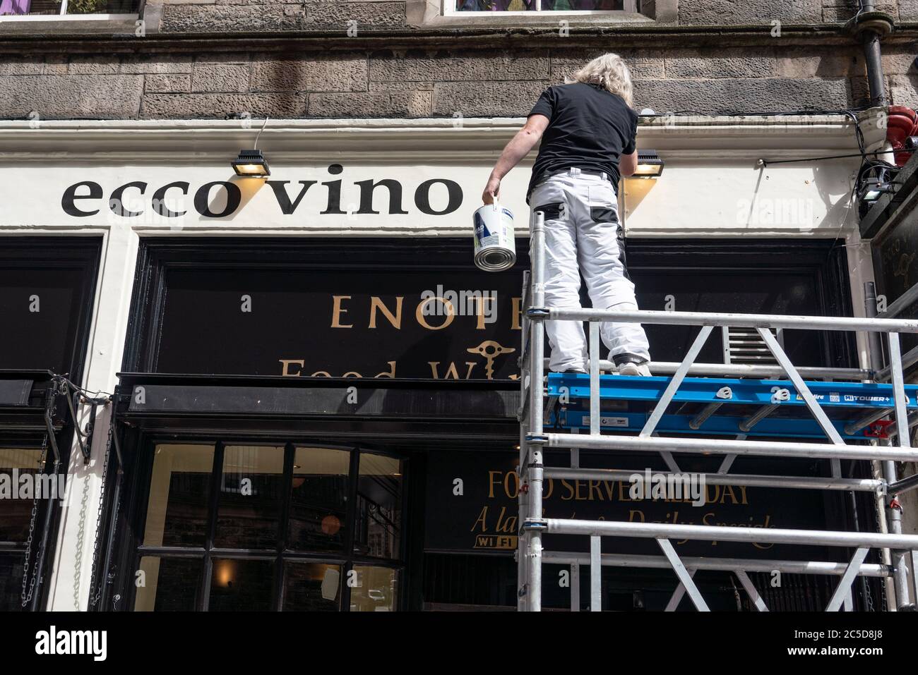 Edinburgh, Schottland, Großbritannien. Juli 2020. Geschäfte und Unternehmen werden wieder eröffnet und wieder normal in Schottland, nachdem die Blockierung solcher Geschäfte durch Coronaviren diese Woche gelockert wurde. Mann, der die Bar in der Altstadt malte. Öffnungszeiten für Pubs und Bars im Moment nicht sicher. Iain Masterton/Alamy Live News Stockfoto