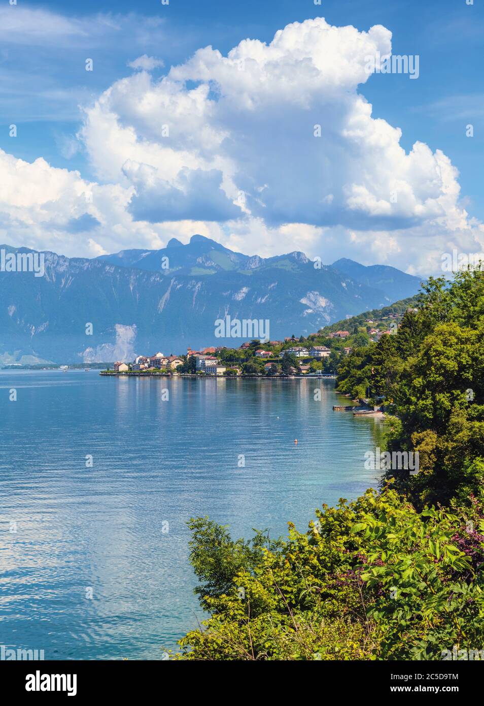 Saint-Gingolph am Ufer des Genfer Sees (Lac Leman) von der französischen Seite aus gesehen. Die Stadt liegt an der französisch-schweizerischen Grenze und ist in Saint unterteilt Stockfoto