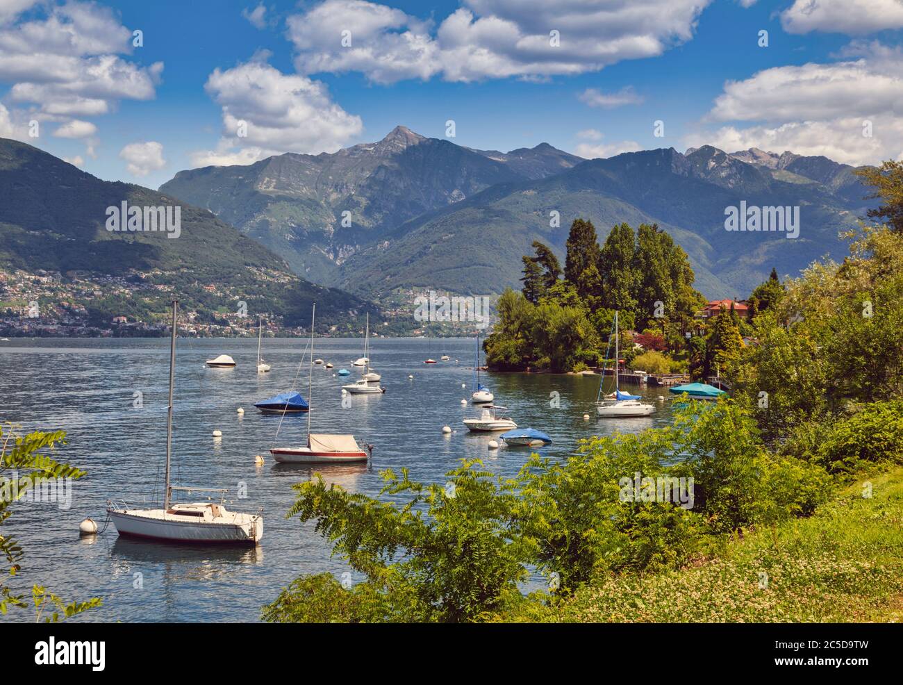 Freizeitboote liegen am Lago Maggiore bei San Nazzaro, Kanton Tessin, Schweiz Stockfoto