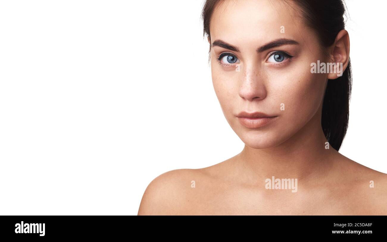 Beauty-Porträt einer hübschen Frau Gesicht mit gesunder Haut und natürliche Make-up über weißen Studio-Hintergrund Stockfoto