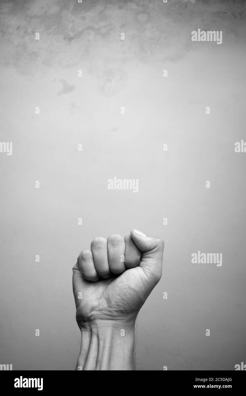 Hand des Mannes mit Faust in Rücken und weiß. Stockfoto