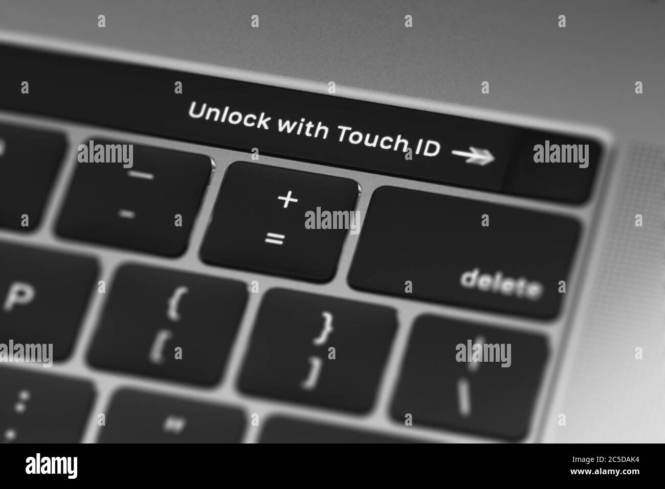 Moskau, Russland - 18. September 2018: Entsperren mit Touch ID auf einem Apple macbook Computer Stockfoto