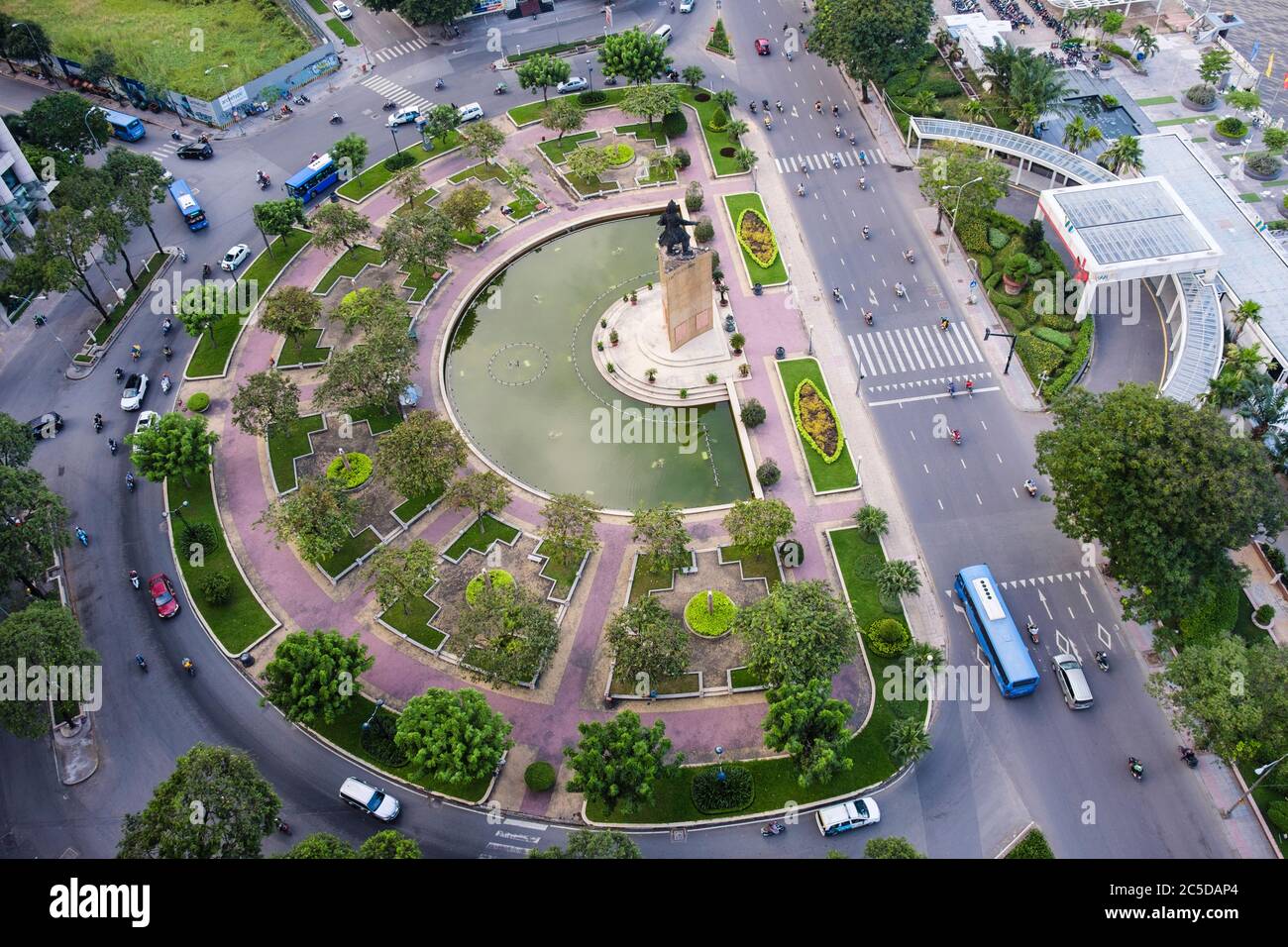 Blick auf den Verkehr auf den Hauptstraßen auf dem Hafen des Siagon mit Tran Hung Đạo Statue und Wasserbus-Station W1. Ho Chi Minh City (Saigon) Vietnam Stockfoto