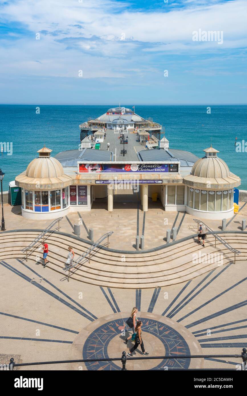 Cromer Pier Norfolk, Blick im Sommer auf die Edwardianische Ära Eingang zum Cromer Pier an der nördlichen Norfolk Küste, East Anglia, England, Großbritannien. Stockfoto