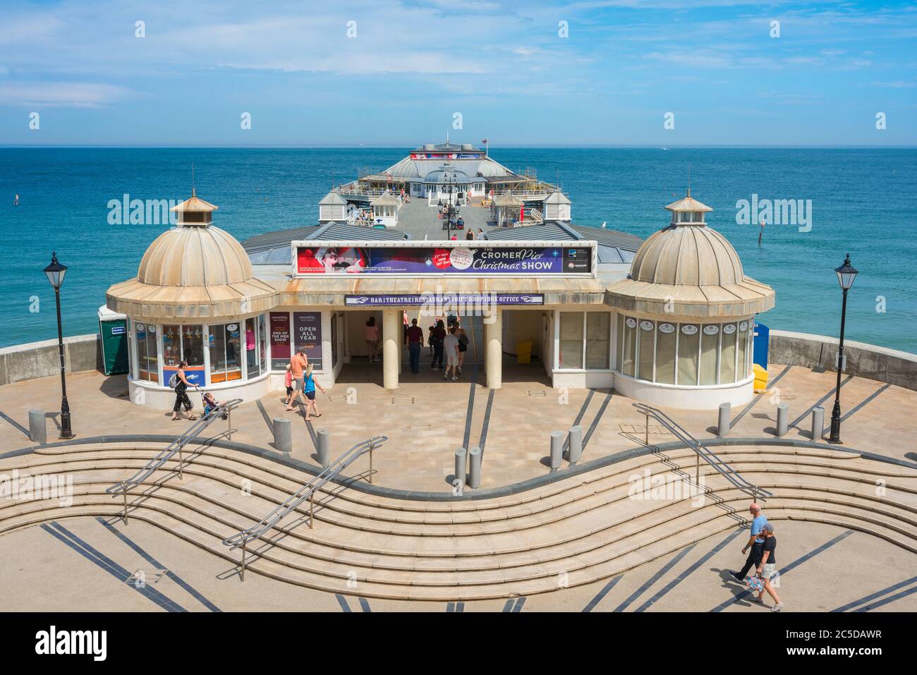 Cromer Pier Norfolk, Blick im Sommer auf die Edwardianische Ära Eingang zum Cromer Pier an der nördlichen Norfolk Küste, East Anglia, England, Großbritannien. Stockfoto