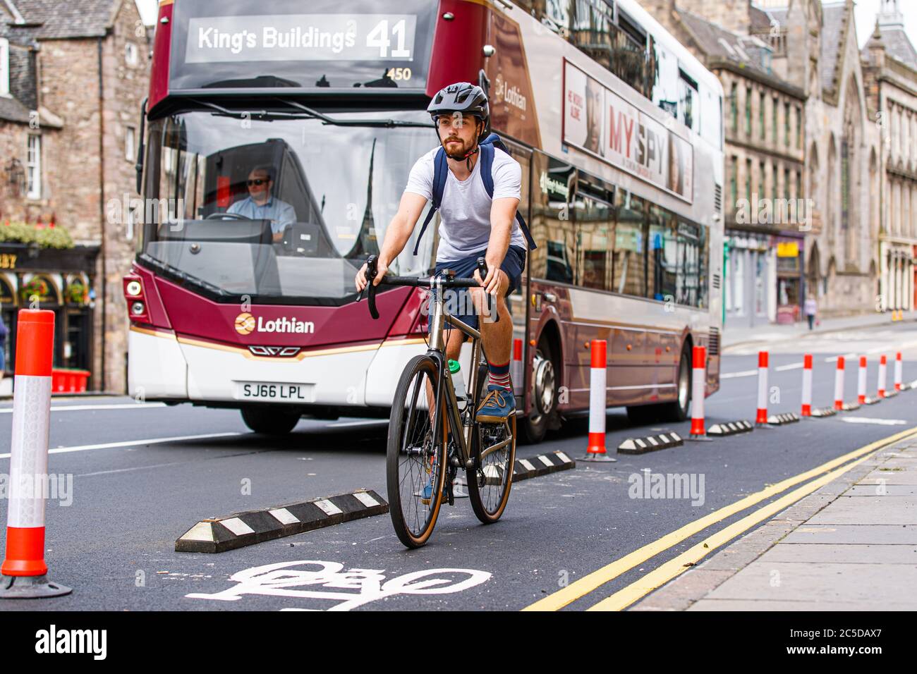 Edinburgh, Schottland, Großbritannien. Juli 2020. Ein Radfahrer nutzt eine neue, vom Stadtrat von Edinburgh installierte, temporäre, getrennte Fahrradspur als Teil eines umfassenderen Programms aktiver Reise- und sozialer Distanzierungsmaßnahmen, unterstützt von der £10 Mio. 'Spaces for People'-Regelung der schottischen Regierungen. Andrew Perry/Alamy Live News Stockfoto