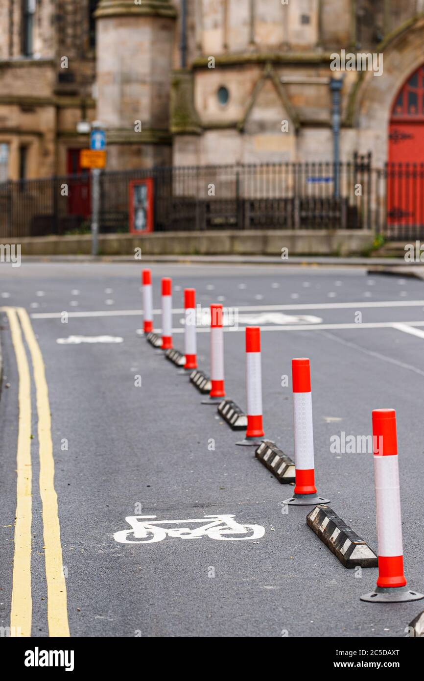 Edinburgh, Schottland, Großbritannien. Juli 2020. Der Stadtrat von Edinburgh hat vorübergehend getrennte Radwege auf einer Reihe von wichtigen Routen im Stadtzentrum installiert, wie hier auf der George IV Bridge. Andrew Perry/Alamy Live News Stockfoto