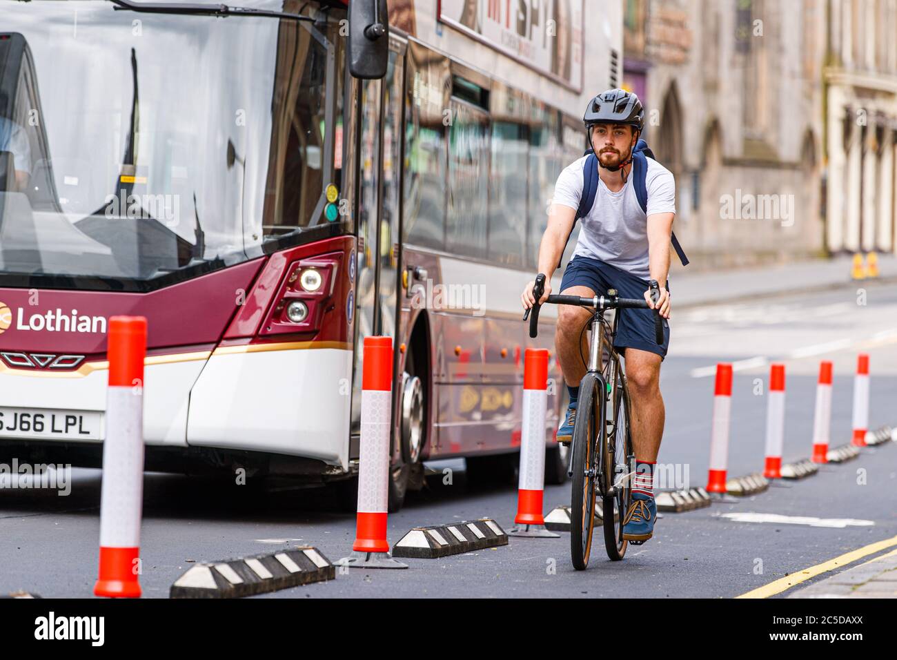 Edinburgh, Schottland, Großbritannien. Juli 2020. Ein Radfahrer nutzt eine neue, vom Stadtrat von Edinburgh installierte, temporäre, getrennte Fahrradspur als Teil eines umfassenderen Programms aktiver Reise- und sozialer Distanzierungsmaßnahmen, unterstützt von der £10 Mio. 'Spaces for People'-Regelung der schottischen Regierungen. Andrew Perry/Alamy Live News Stockfoto