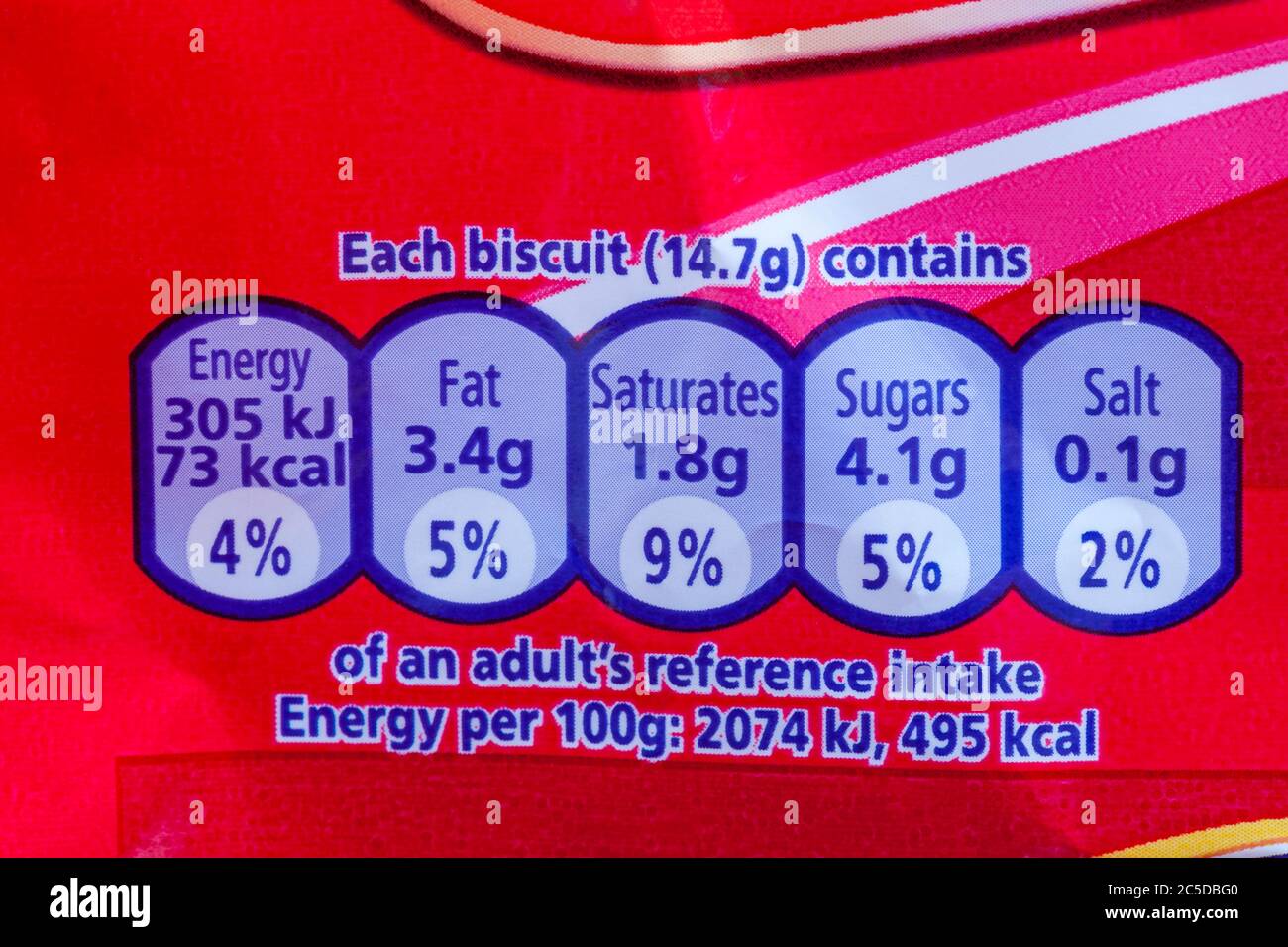 Nährwertangaben Referenz Angaben zur Aufnahme auf der Packung mit McVitie's Erdbeeren & Sahne Geschmack Digestative Kekse Stockfoto