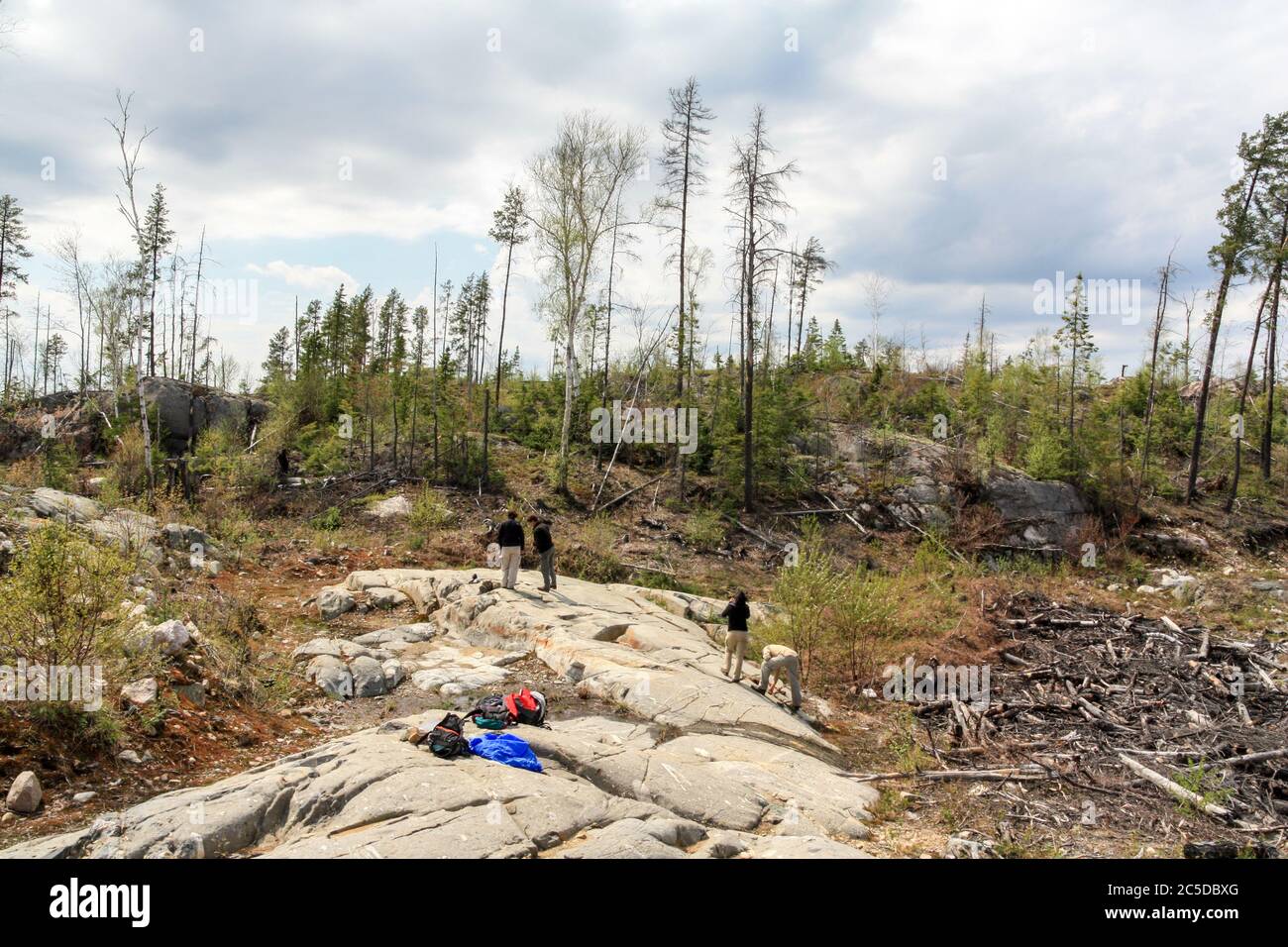 SUDBURY, ONTARIO, KANADA - MAI 23 2009: Gruppe von Arbeitern und Geologen, die an geologischen Aufzuchtschlägen arbeiten. Stockfoto